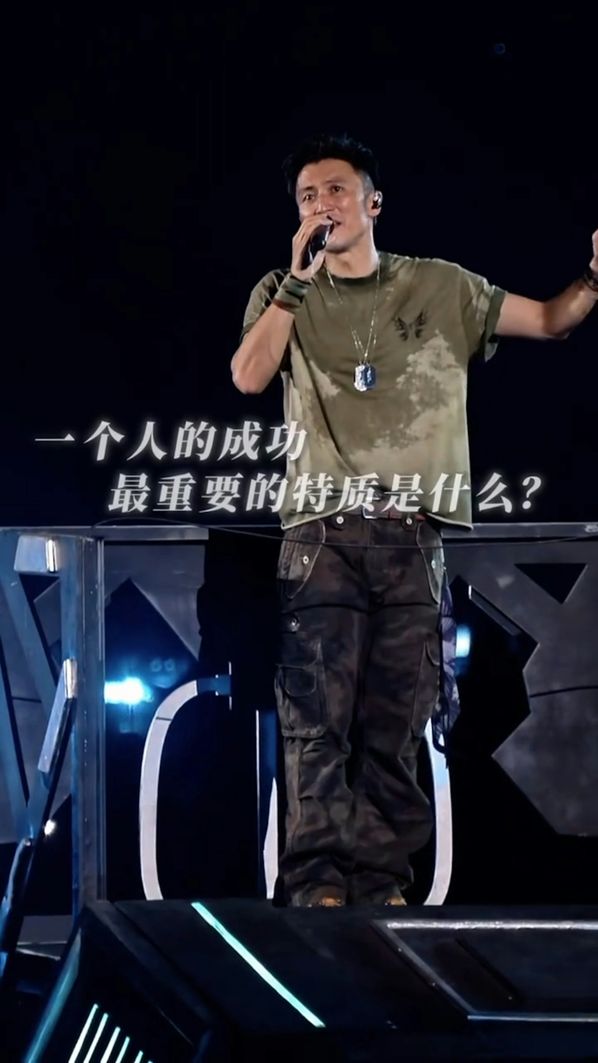 巡唱舞台灯光炽热,化妆师在台边主要负责为霆锋抹汗及补水。(小红书截图)