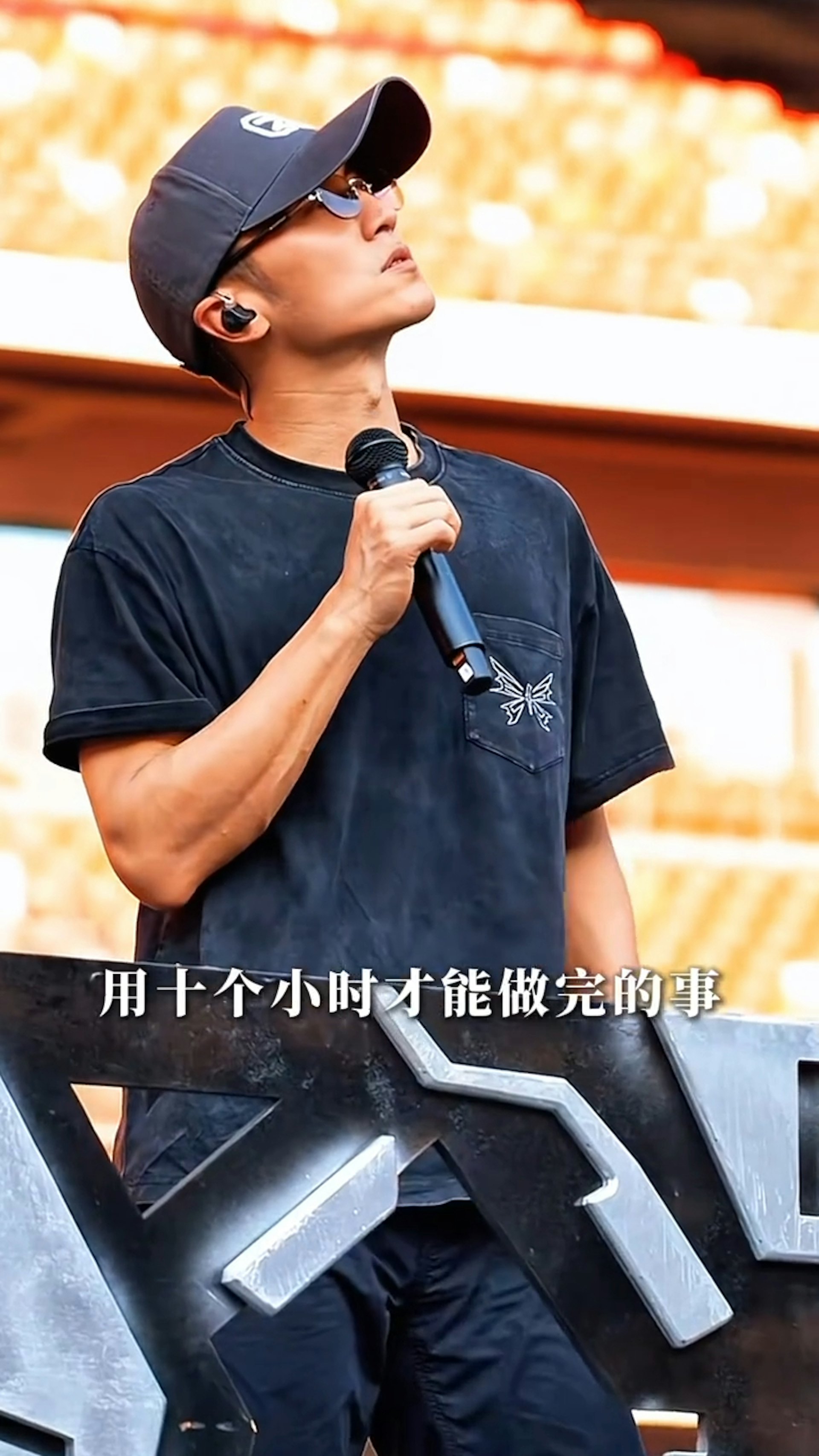 Natalie 坦言跟随霆锋工作后,最佩服的是对方的勤奋与专业态度。(小红书截图)