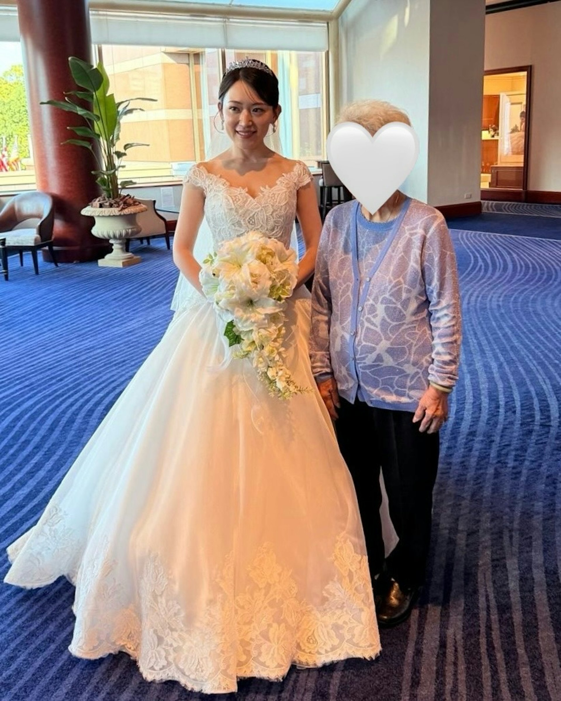 93岁的嫲嫲专程从香港赴日出席婚礼,更与孙媳妇内田真由美温馨合影。(IG@mayumi_mmm)
