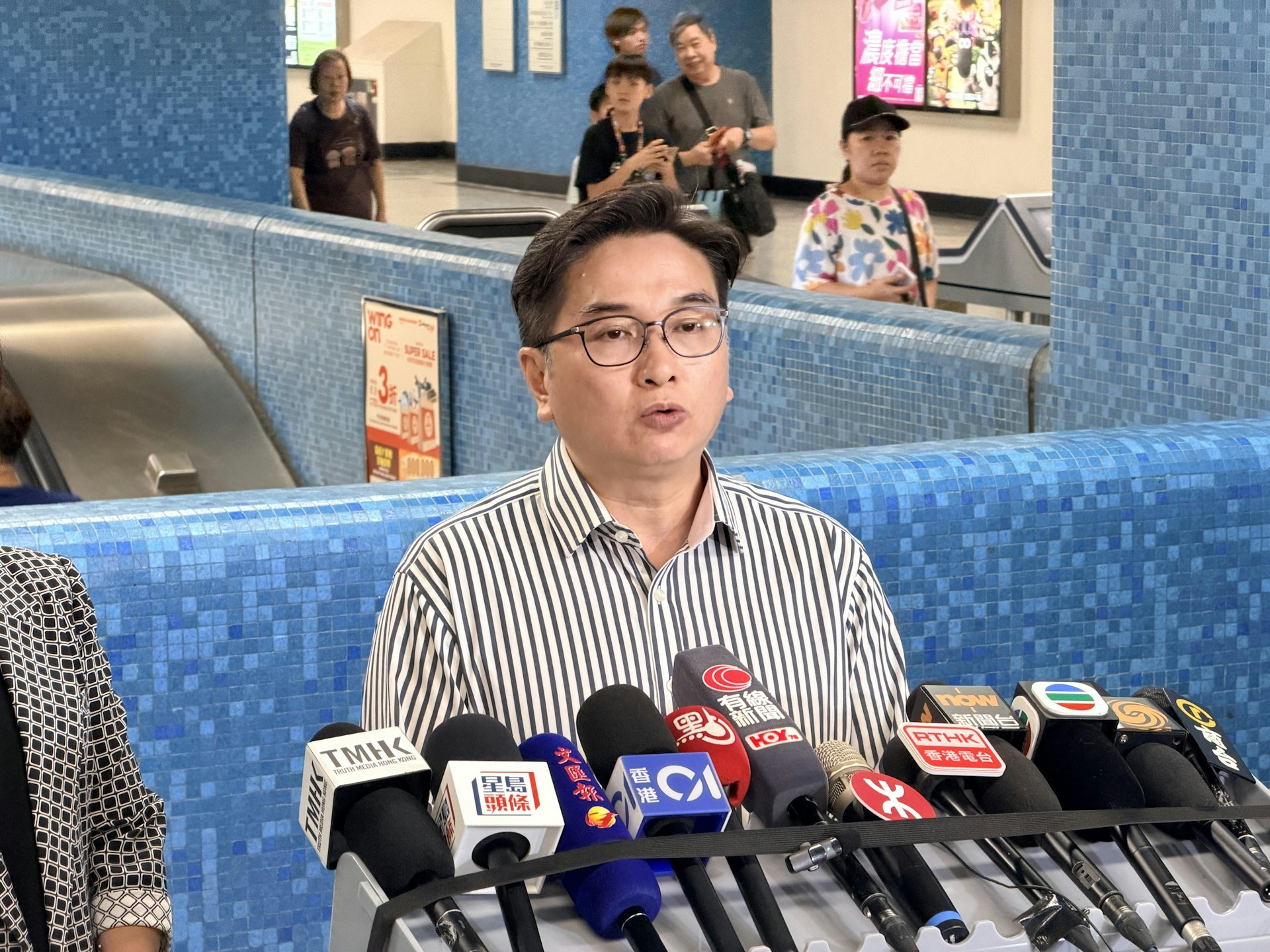 港铁公司副总监-车务工程维修李剑雄指绝缘胶起火属罕见。