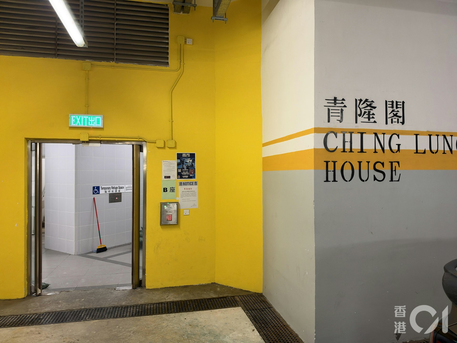 现场为青衣青富苑青隆阁,由于食水泵房爆水管,大量淡水涌出,波及地下停车场及大堂,8部升降机需要暂时关闭。