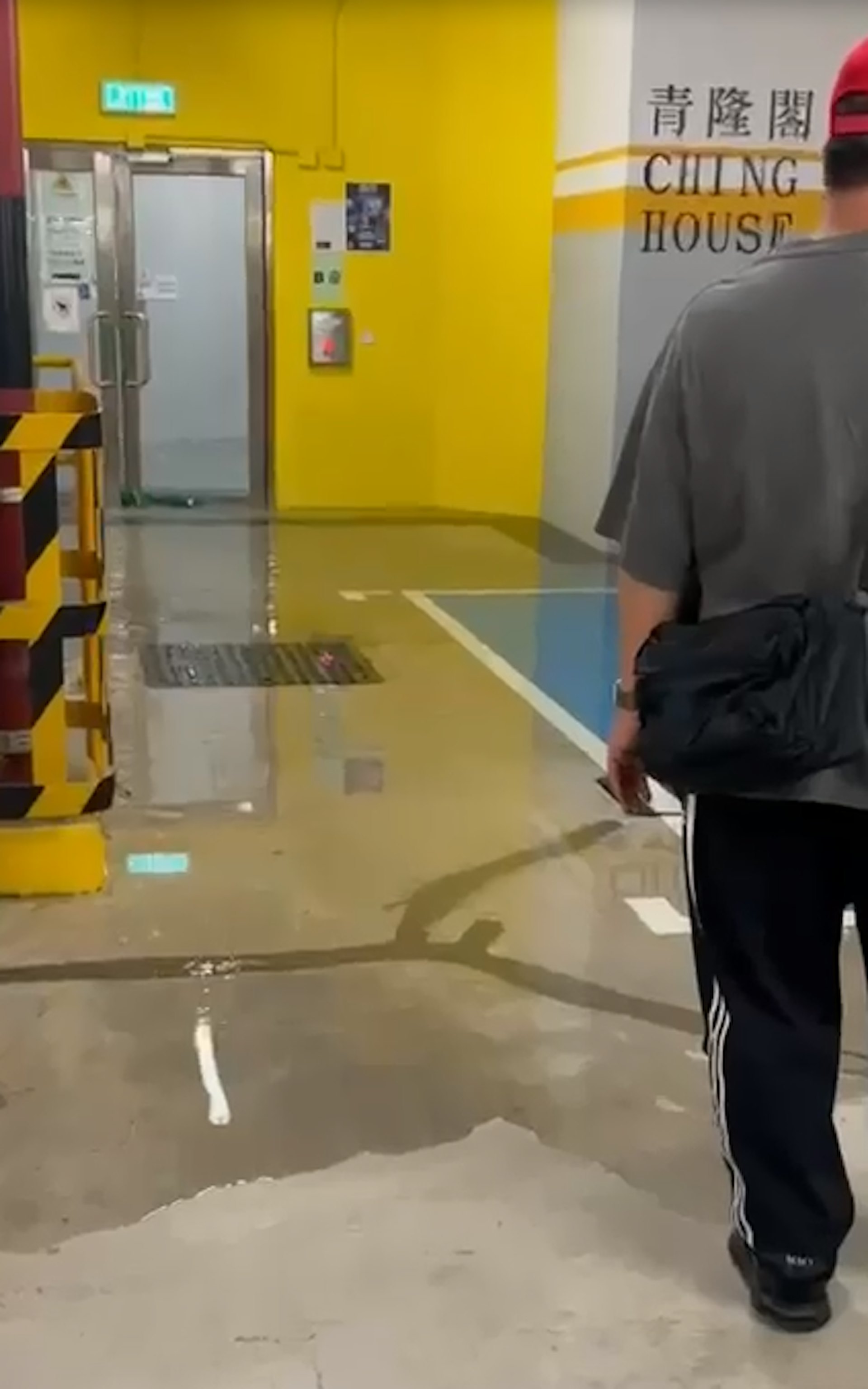 从读者提供影片可见,昨晚11时许LG1升降机大堂顿变泽国,即使放有沙包,仍然有水不继涌出,渗至停车场位置。
