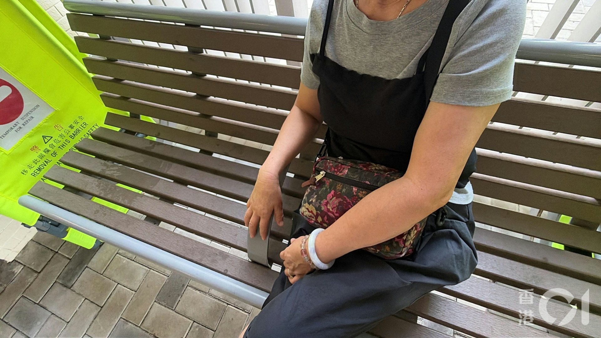 住在21楼的林小姐今早7时送孩小上学后留在公园位置休息,她打算等待升降机恢复后才回家,直言:「坐喺到唔行上去啦,好攰!」
