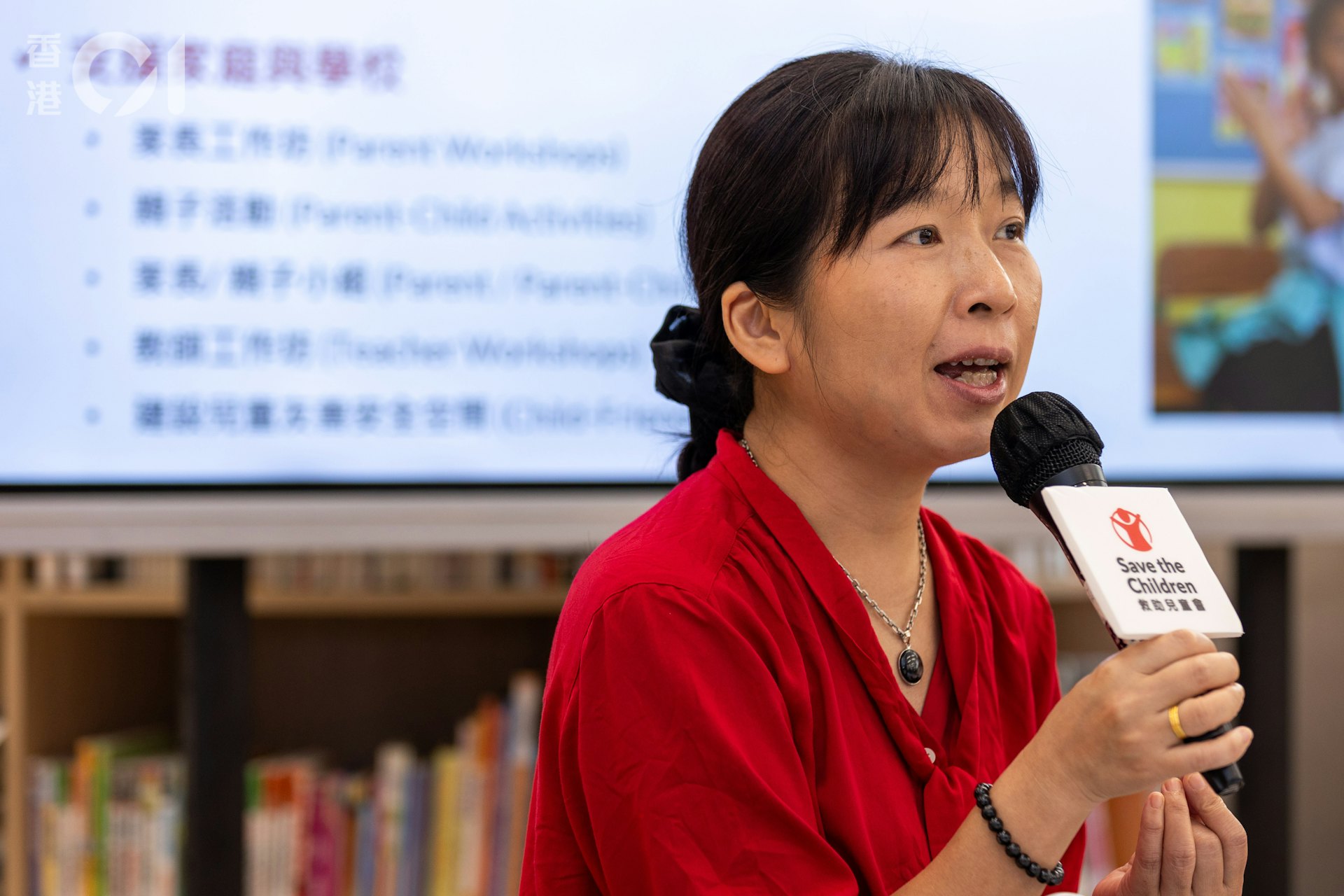 香港救助儿童会香港项目总监黄硕红指,宏福苑大火事发近一年,留意到部份孩子仍受火灾影响。