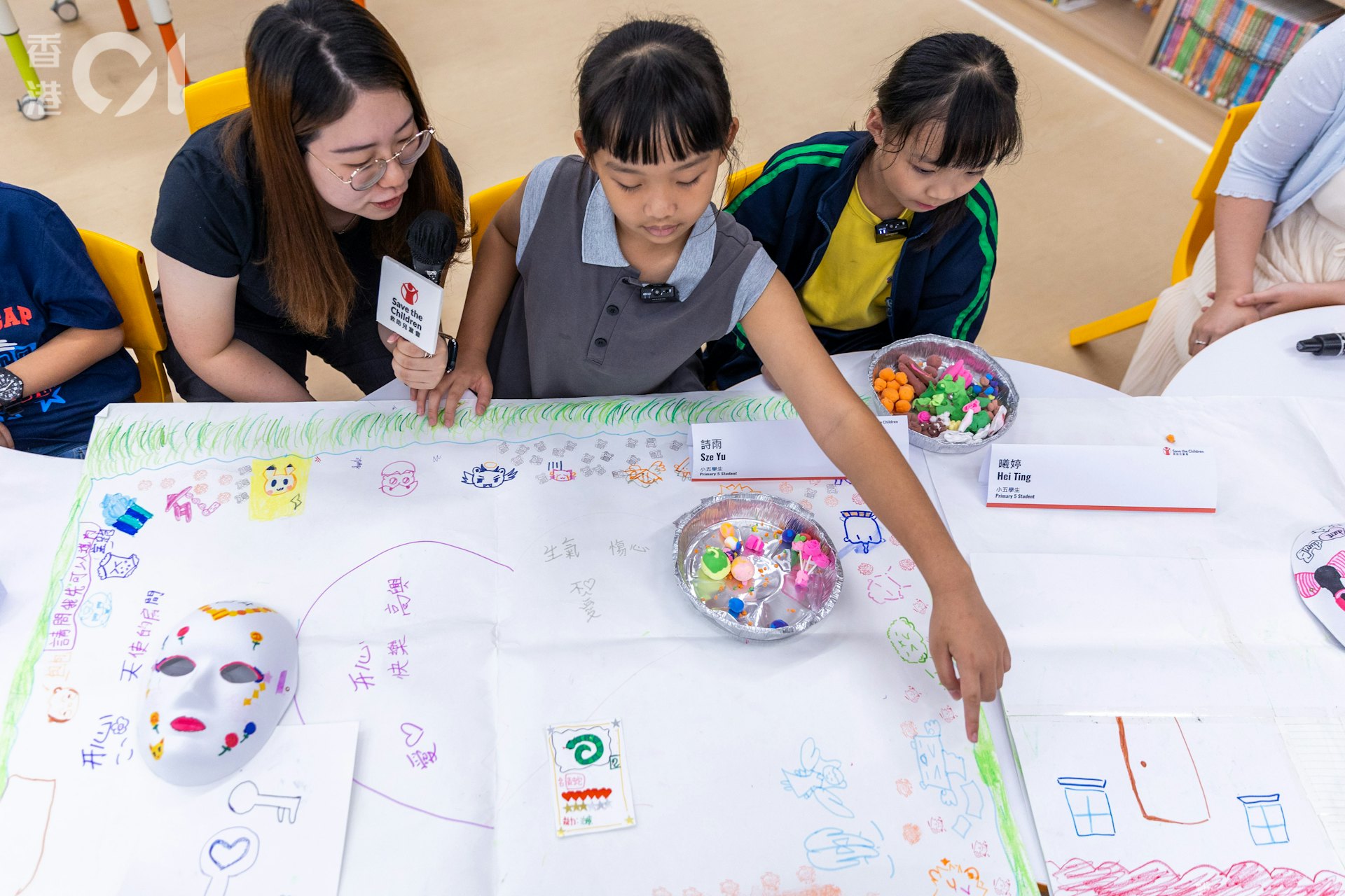 大埔浸信会公立学校另外两位小五学生诗雨(中)及曦婷(右)也有参与表达艺术治疗小组。