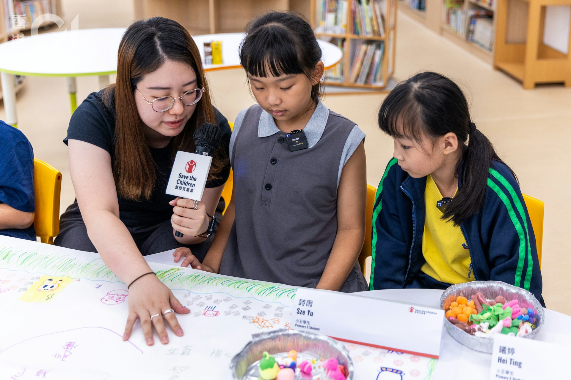 大埔浸信会公立学校另外两位小五学生诗雨(中)及曦婷(右)也有参与表达艺术治疗小组。