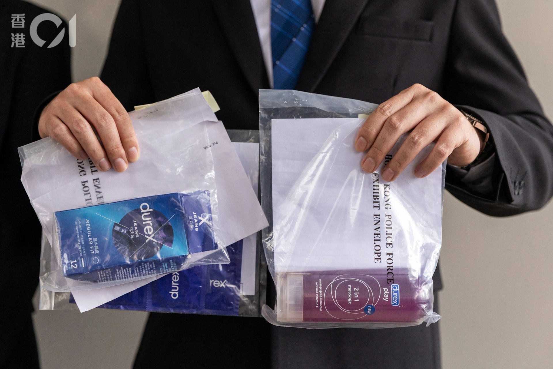 警方在被告宗培基的储物柜中搜出避孕套、润滑剂及使用于男性生殖器官的喷剂等。