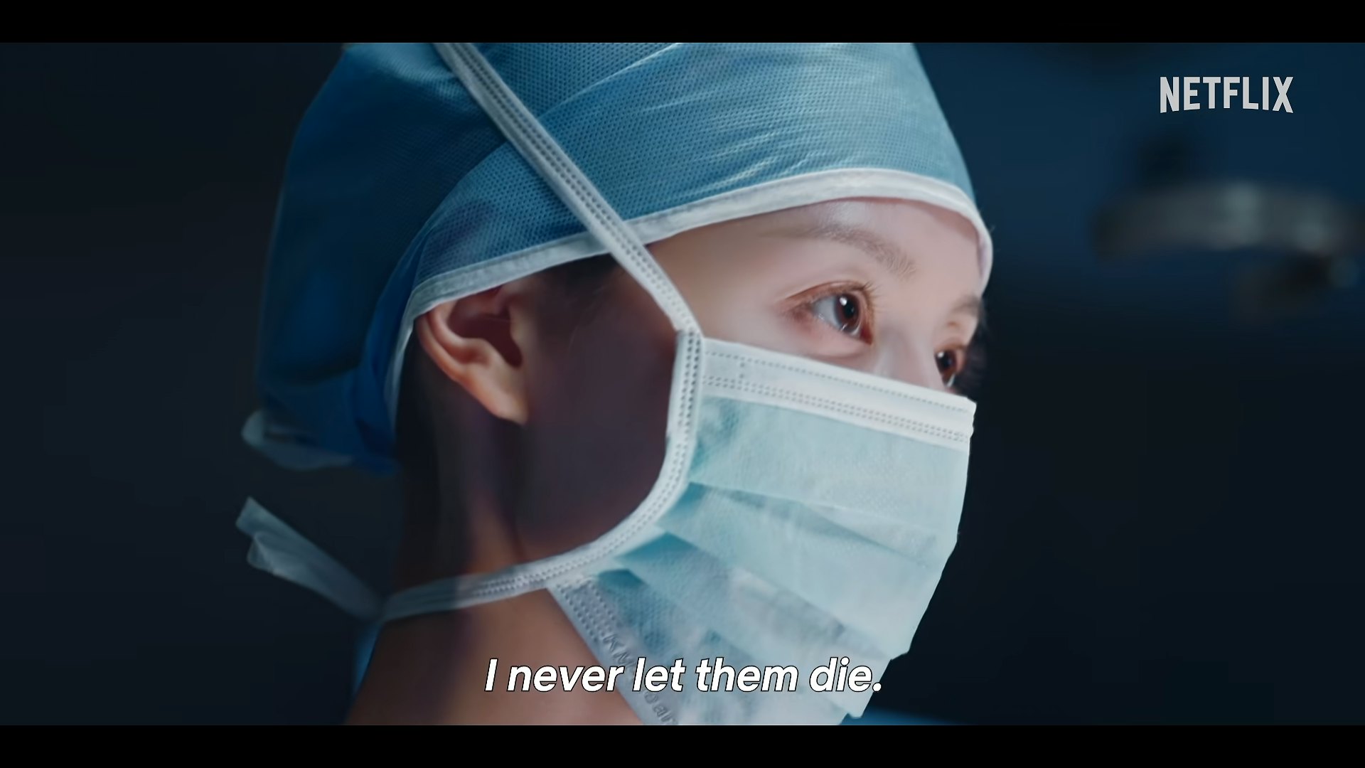 金智媛在《Doctor X:白色黑手党时代》预告片与剧中于手术台前坚定说出:「只要还活着,就一定要救活。」迅速在各大社交平台引爆热潮。(《Doctor X》剧照)