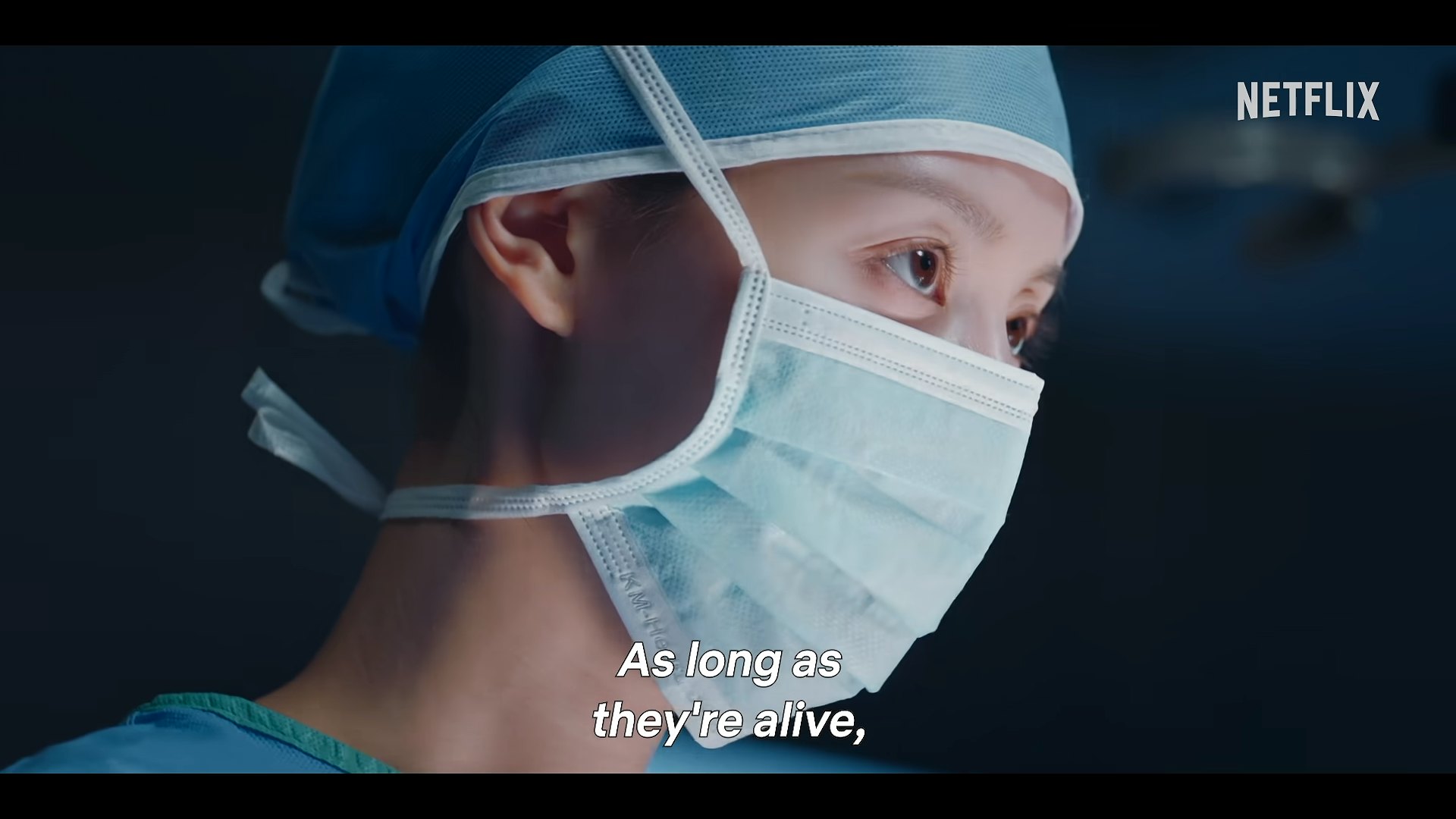 金智媛在《Doctor X:白色黑手党时代》预告片与剧中于手术台前坚定说出:「只要还活着,就一定要救活。」迅速在各大社交平台引爆热潮。(《Doctor X》剧照)