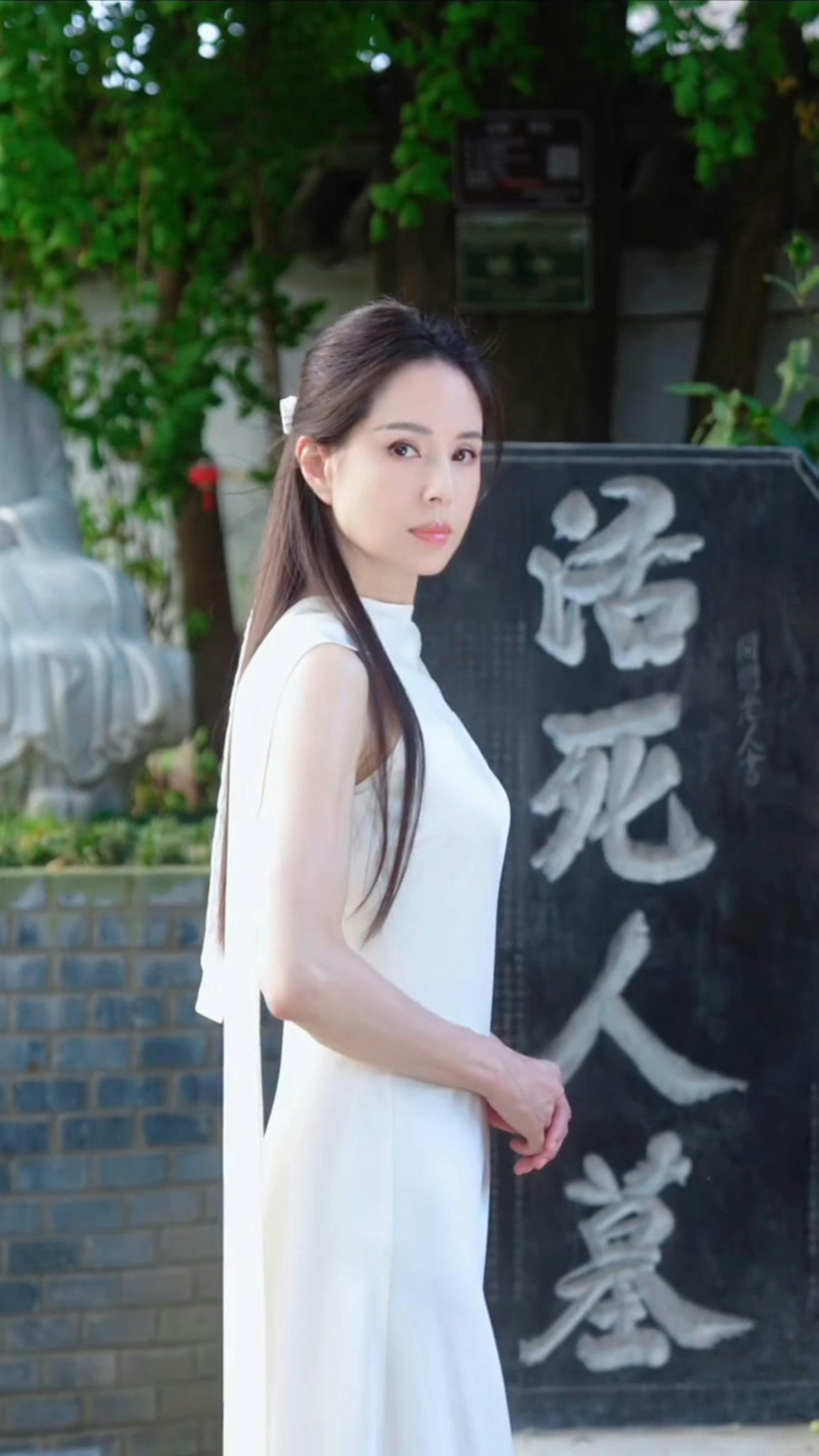 李若彤穿上素雅白长裙,头上绑了白色蝴蝶结,再扮演「小龙女」。(小红书)
