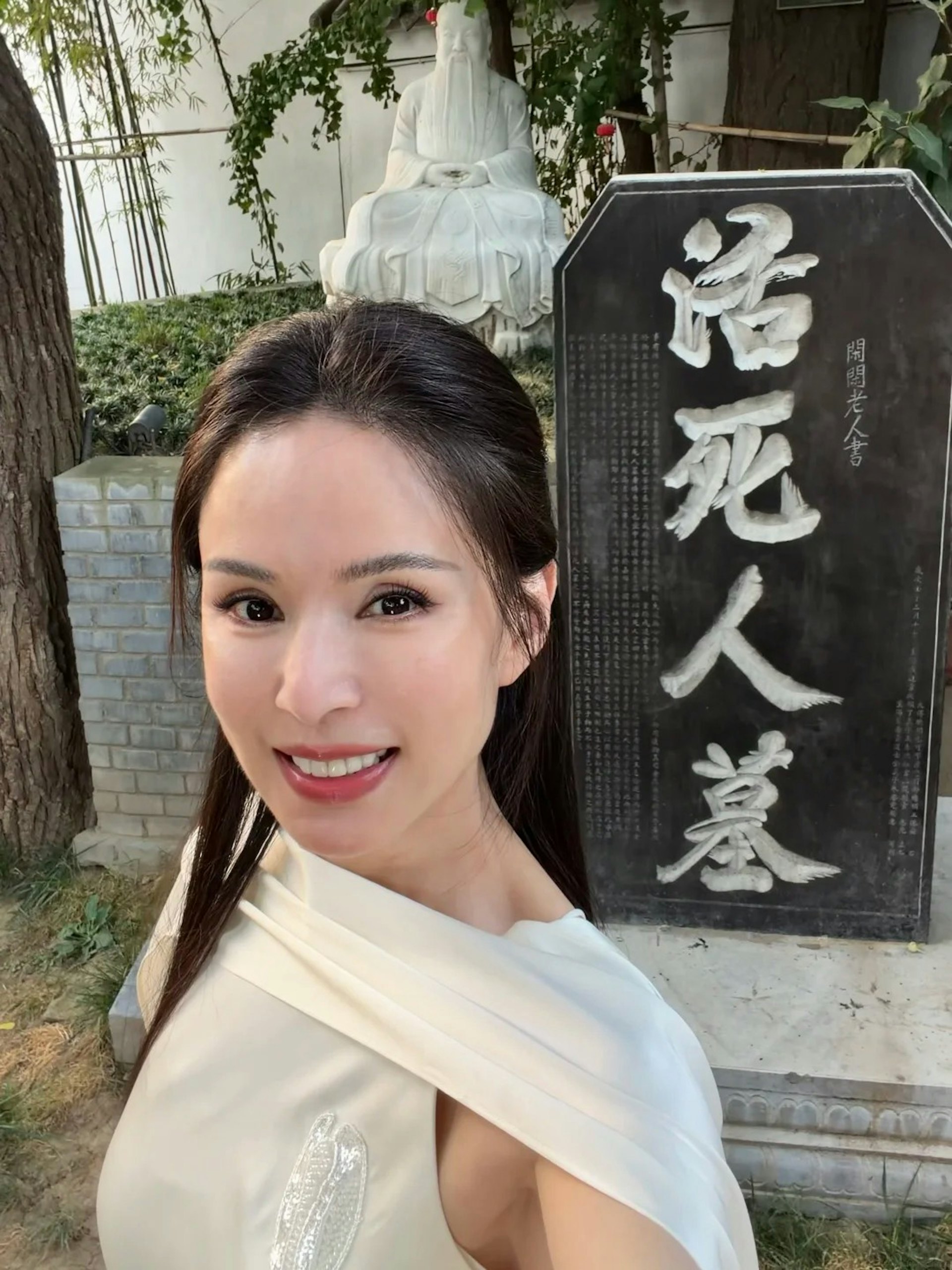 李若彤日前在社交平台分享了重返金庸武侠世界中的「活死人墓」景点朝圣的照片。(小红书)