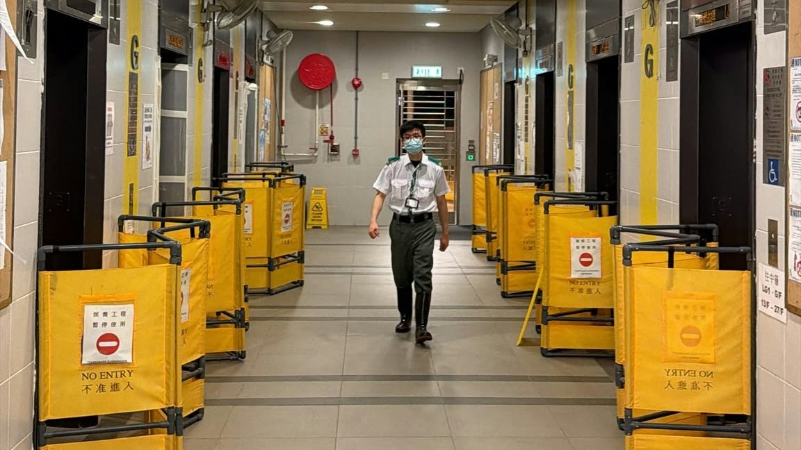 青富苑青隆閣爆水管 8部𨋢停用逾半日 居民呻:好攰唔行上去
