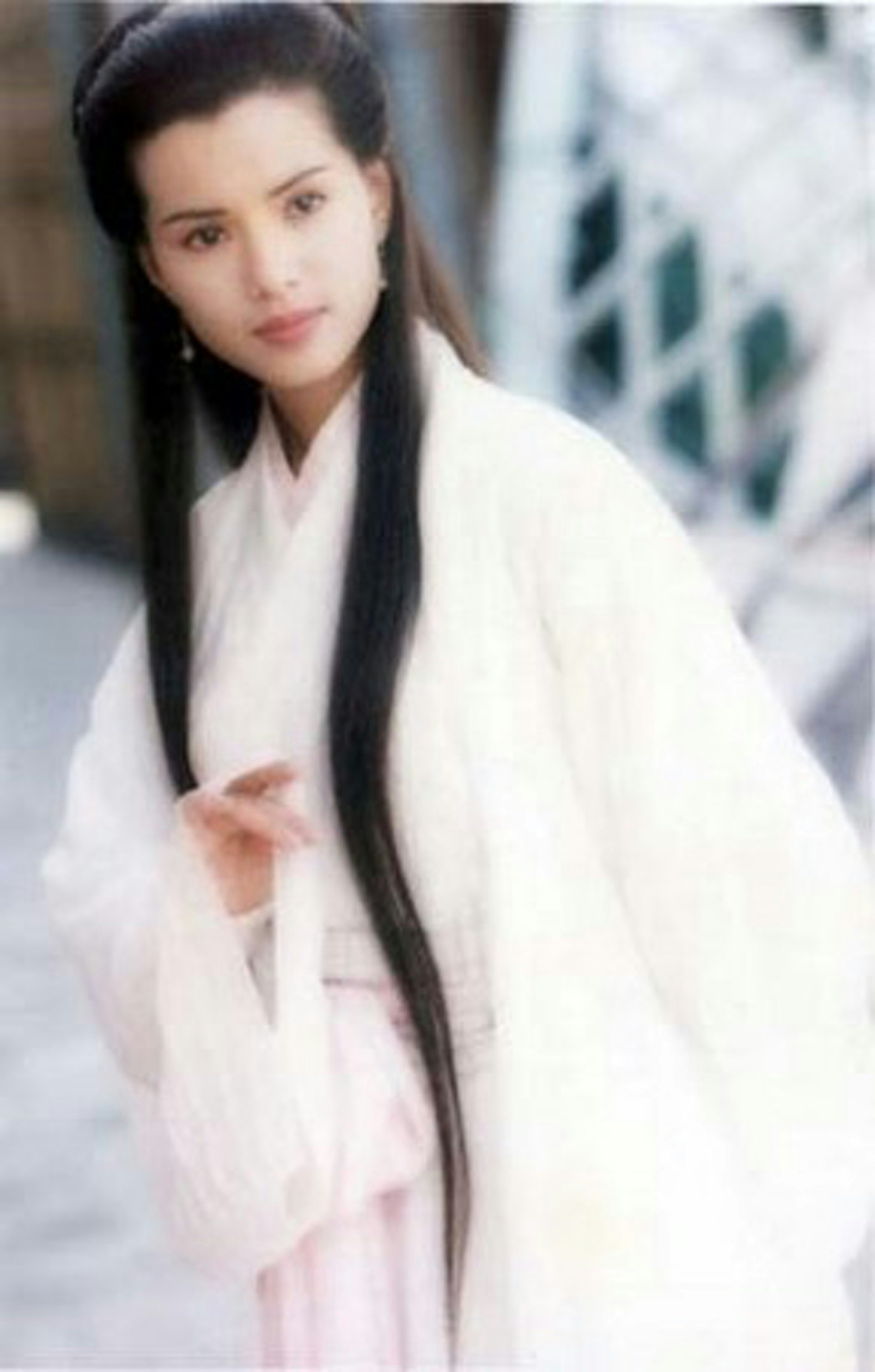有大批网民看到她的最新状态后,都忍不住贴出31年前饰演小龙女一角的剧照,在对比之下根本毫无分别。