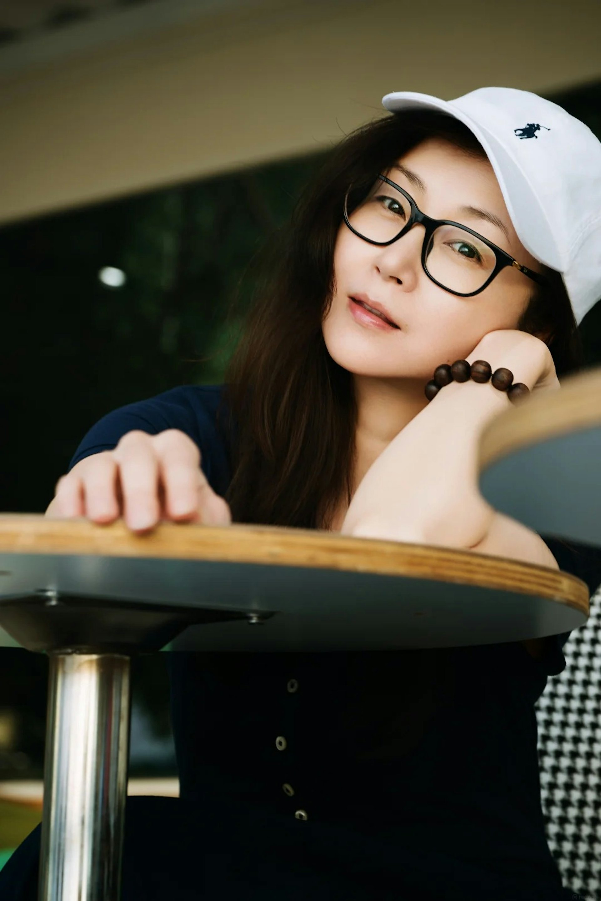 万绮雯罕有以「四眼LOOK」示人,托腮微笑散发浓浓学生气息,冻龄肌肤保养得宜。(小红书截图)
