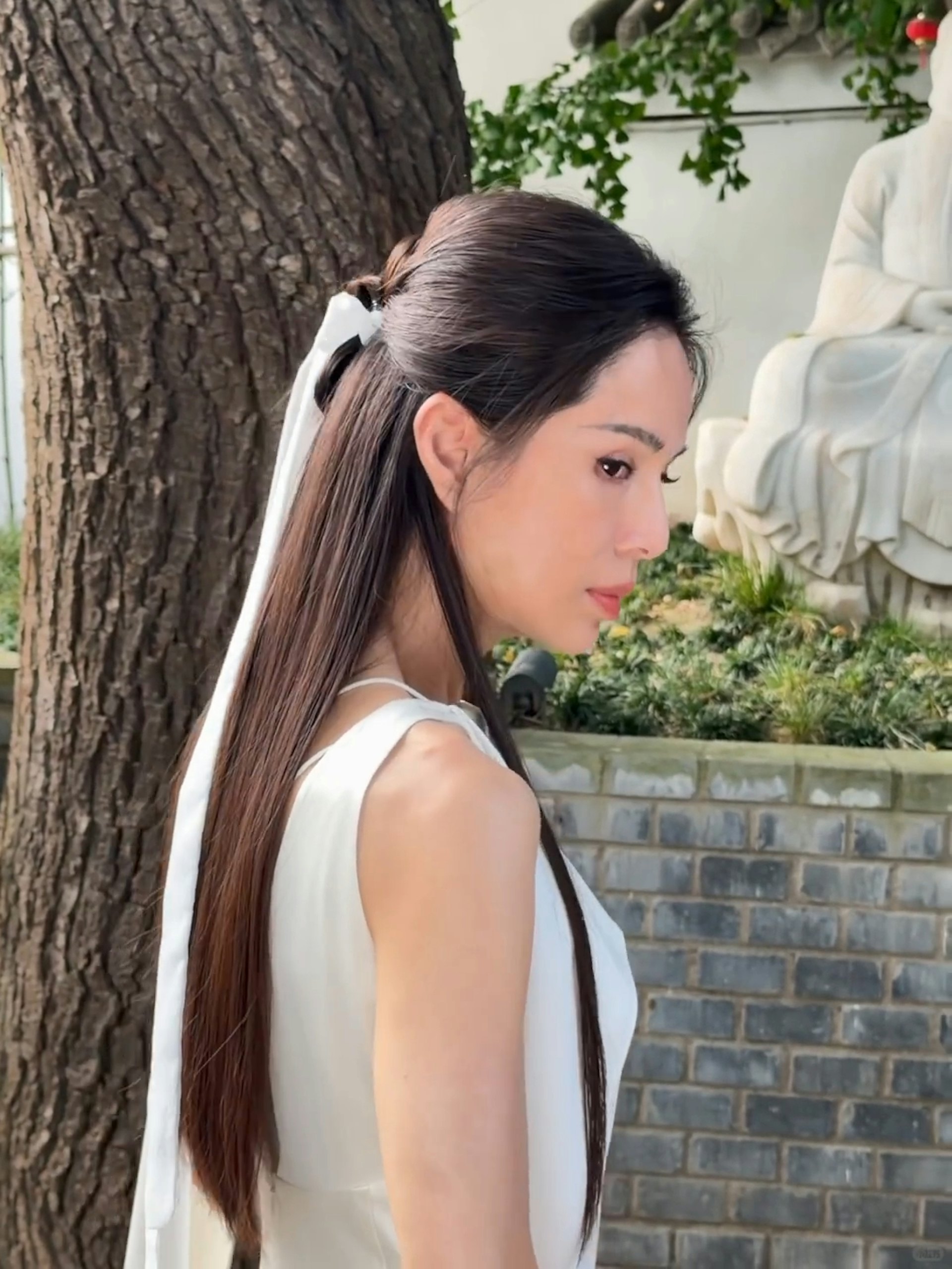 李若彤一个俐落转身再回眸,与31年前镜头里的小龙女毫无分别。(小红书)