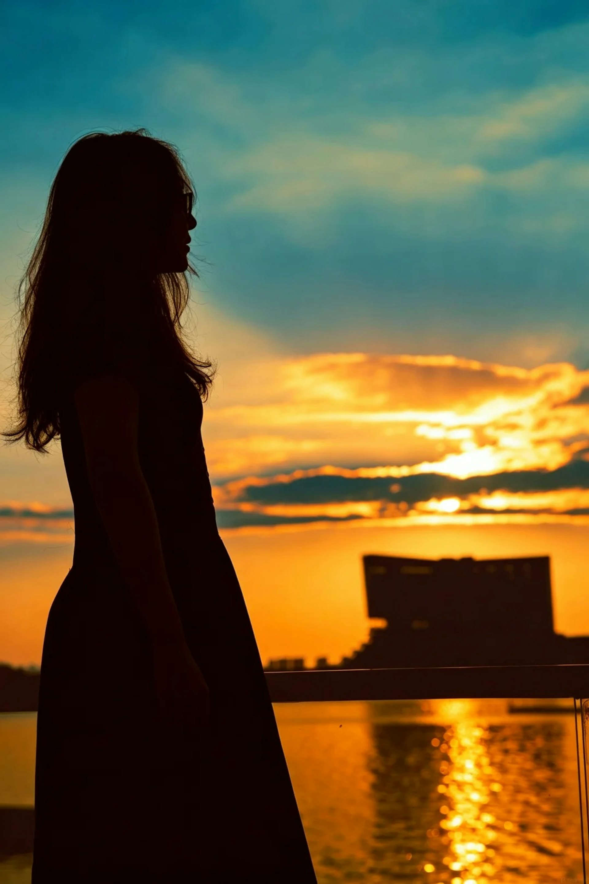 沐浴在夕阳余晖下,万绮雯身背编织包侧身回眸,文青风格十足。(小红书照片)