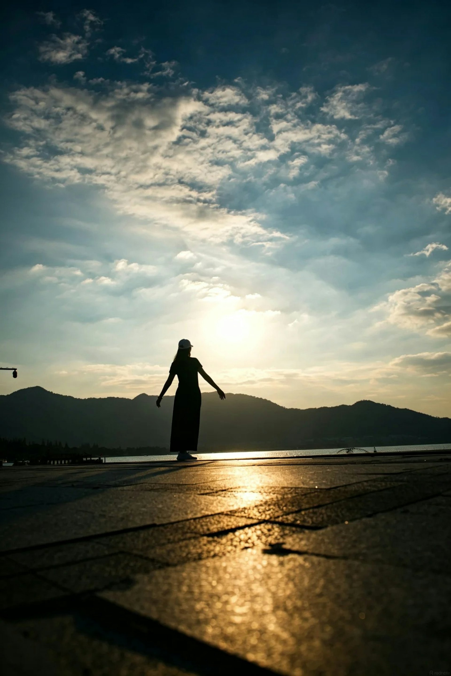沐浴在夕阳余晖下,万绮雯身背编织包侧身回眸,文青风格十足。(小红书照片)