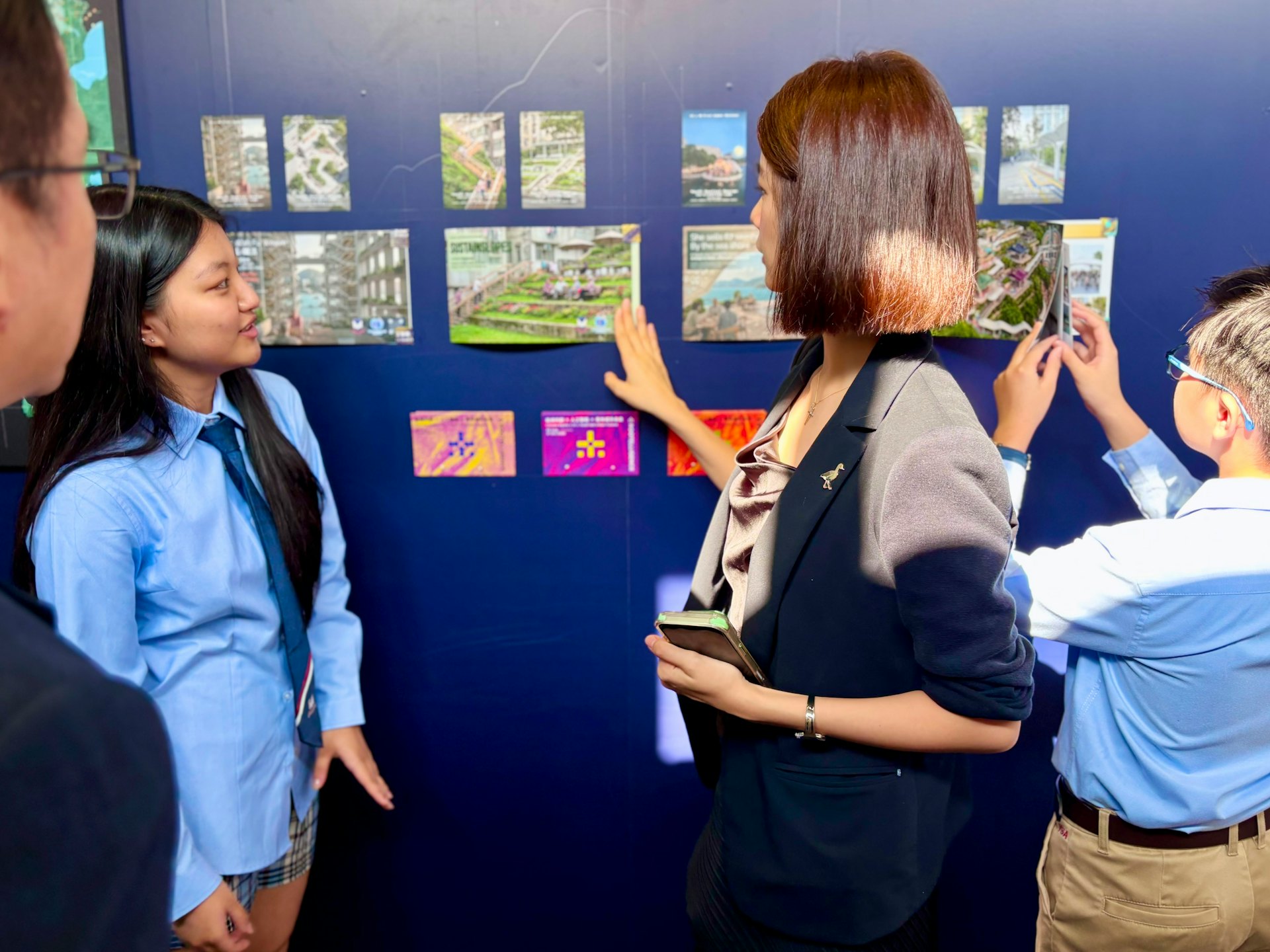 「气候公义 x AI x 青年主导城市未来」专题展,9月初开幕,嘉宾以至参与其中的中学师生到场。免费展览至10月底,欢迎公众到访。
