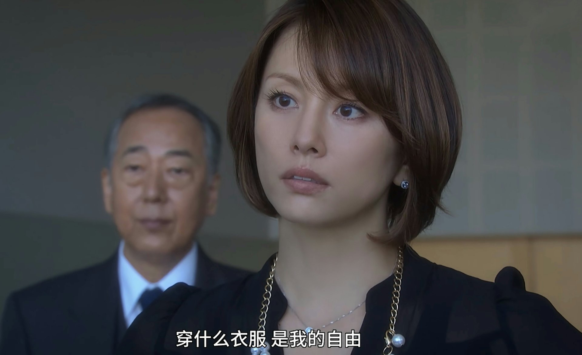 经典日版《Doctor X》中,米仓凉子饰演的大门未知子以标志性长腿、极短裙配搭高跟鞋登场,带有强烈日式漫画风的狂妄御姐气场。(《派遣女医X》剧照)