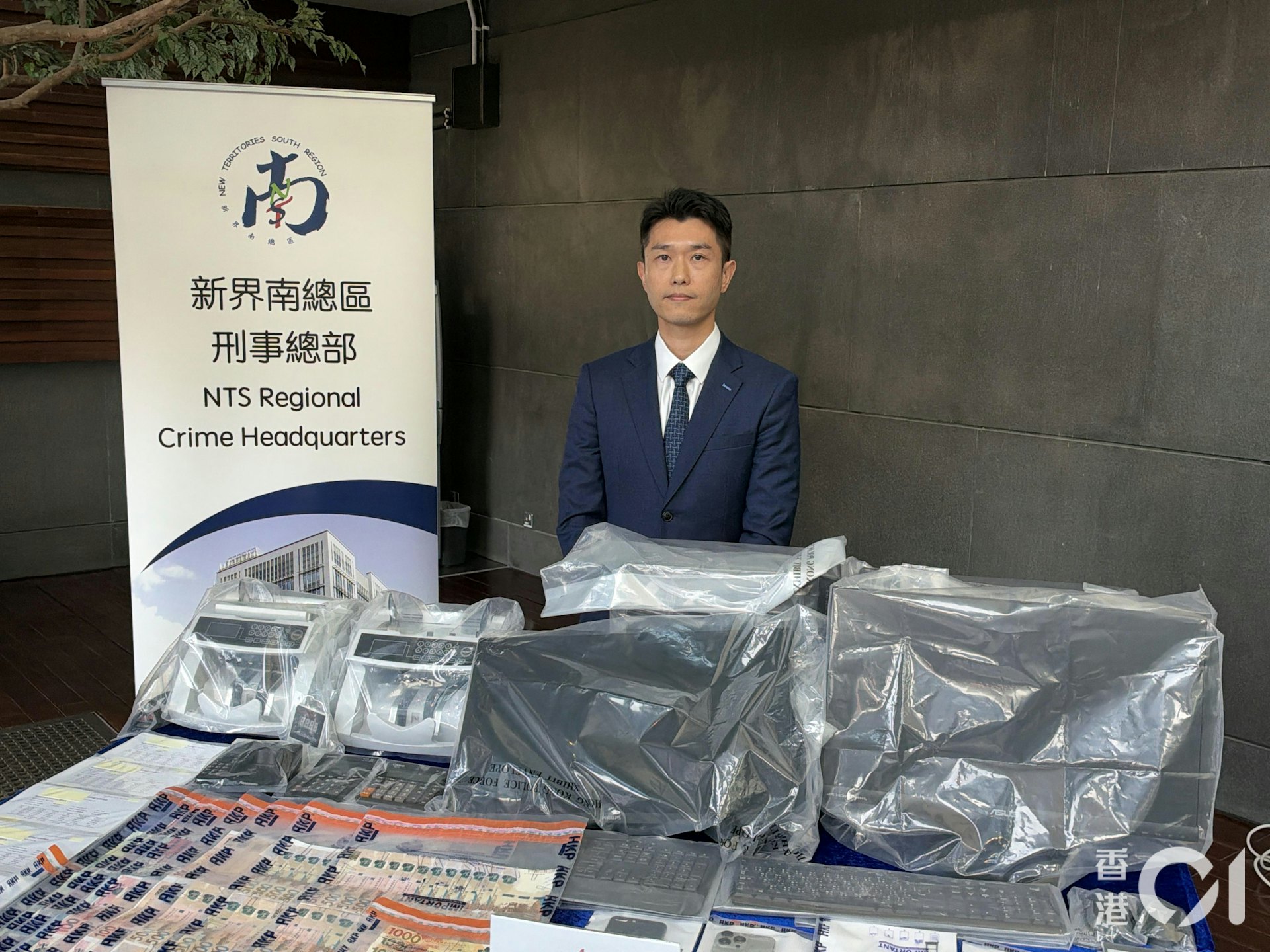 新界南总区反三合会行动组总督察黄志腾交代案件。