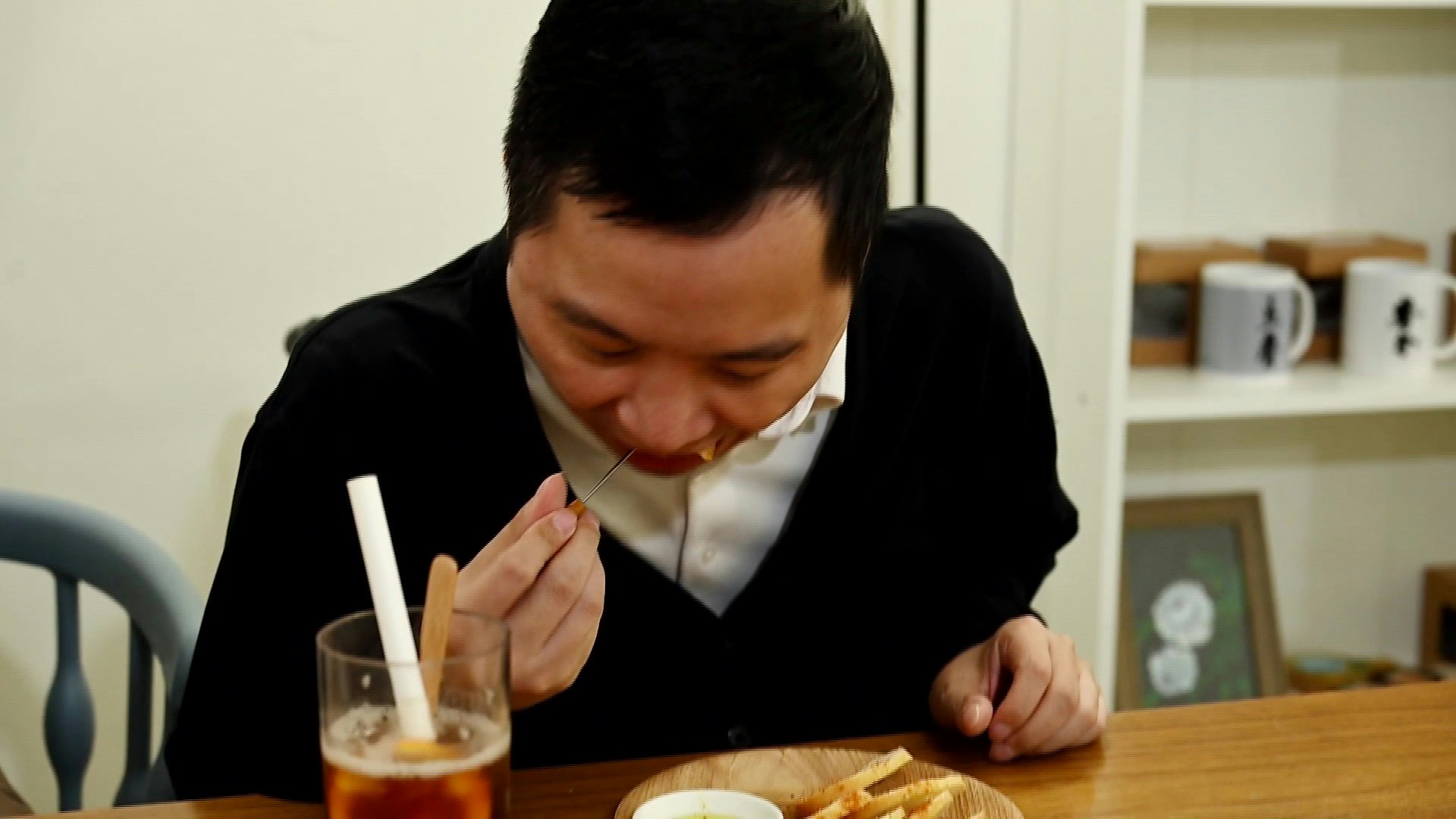 吃饭方面,陈燕麟能够自己吃就自己吃。