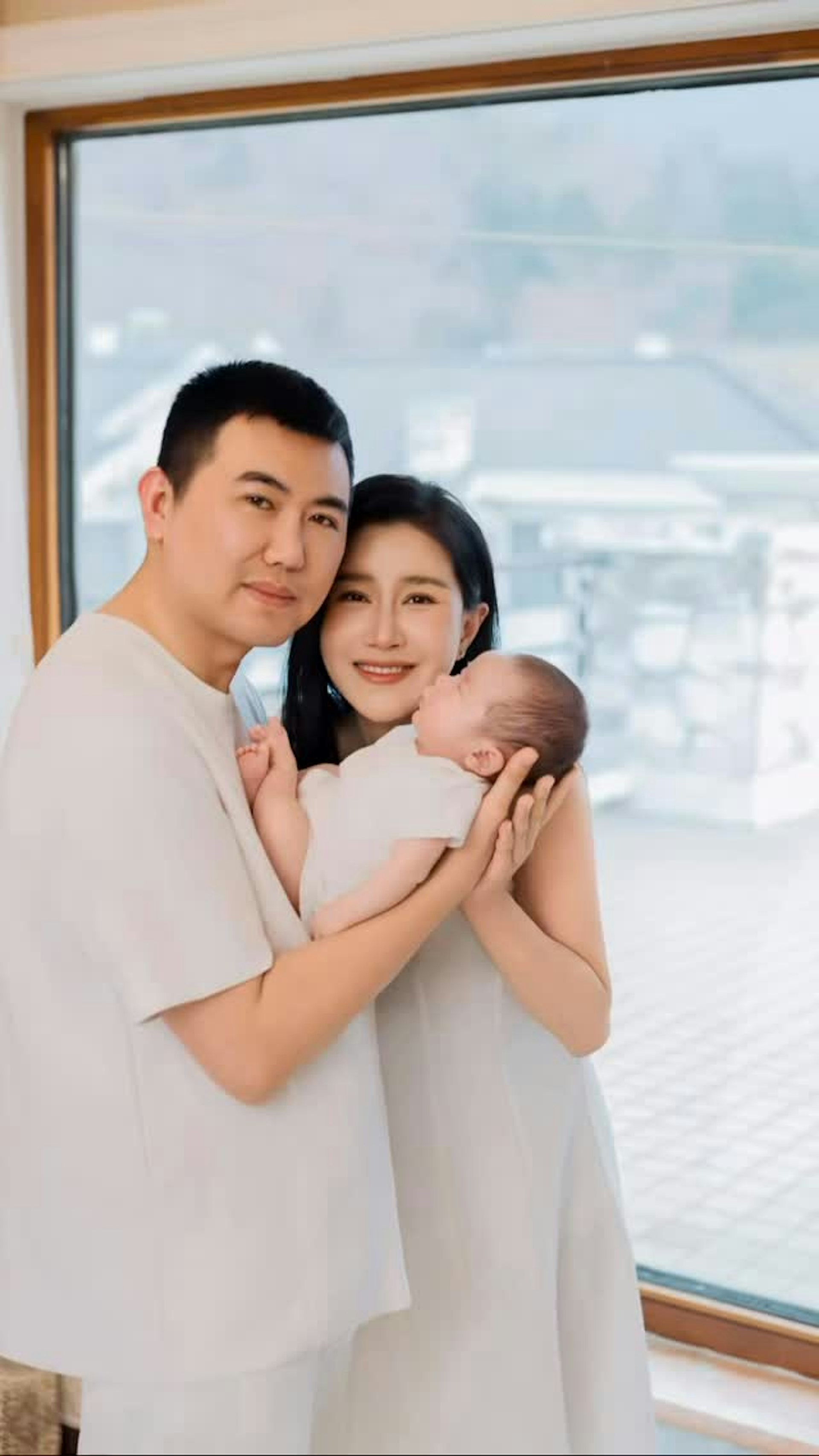 今年初更以高龄产妇身份顺利诞下儿子「墨墨」,一家三口幸福美满。(IG@angelinazhang)