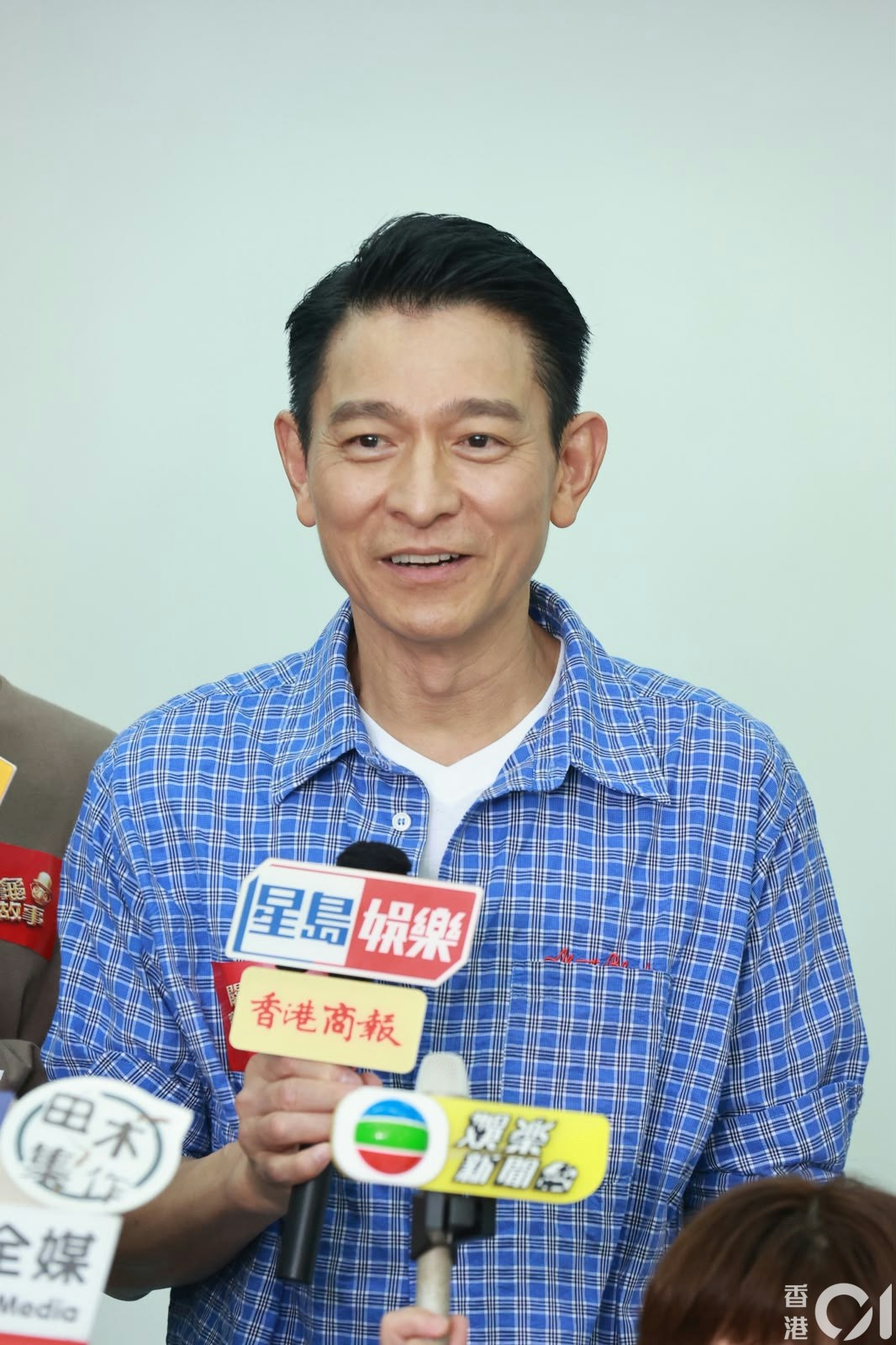 刘德华亲民举动获赞：摘口罩合十致谢，教科书式宠粉细节刷屏-硕谷新闻聚合