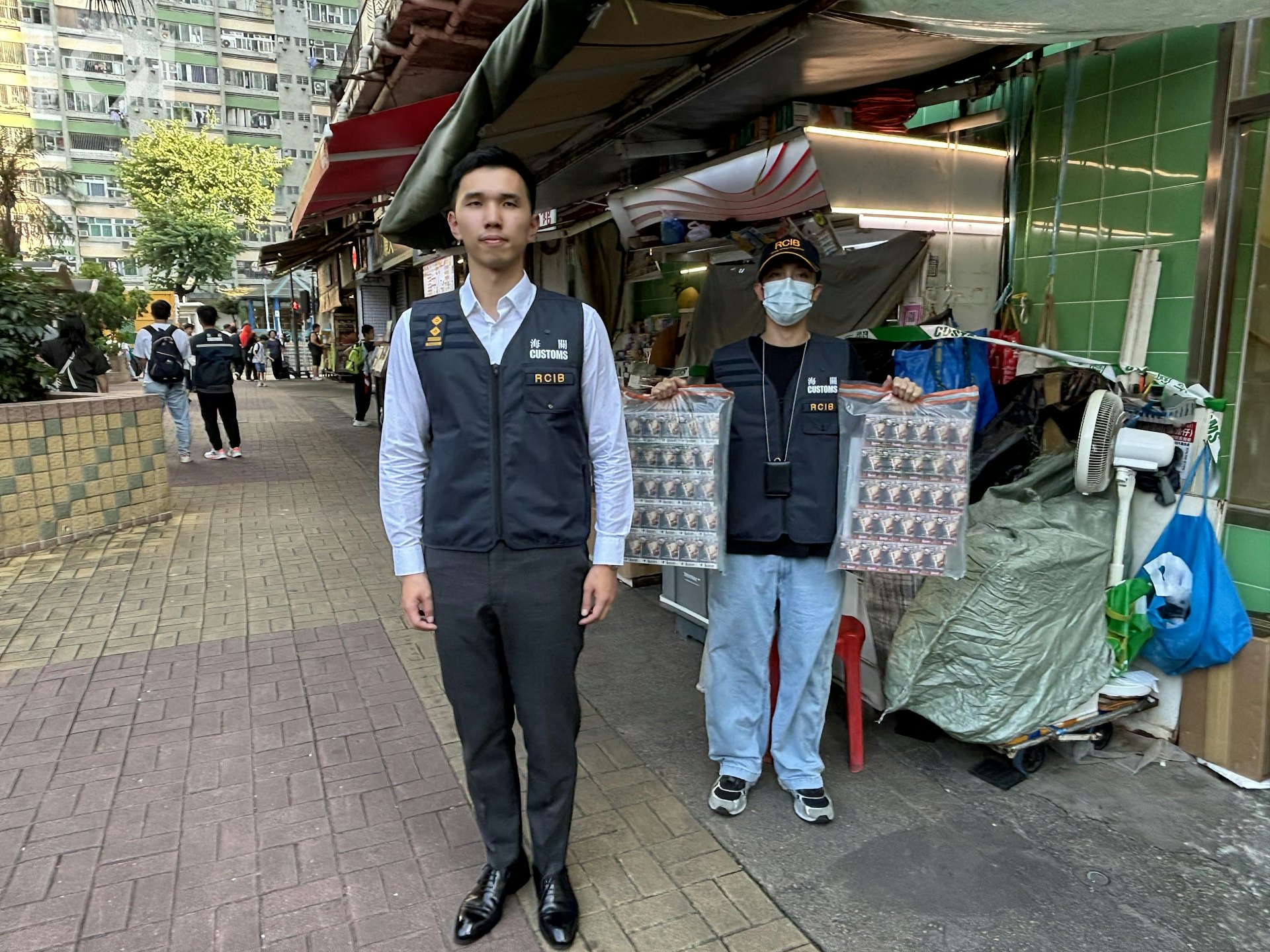 海关税收罪案调查科税收调查第二组高级调查主任吴朗誉(左)交代案件。
