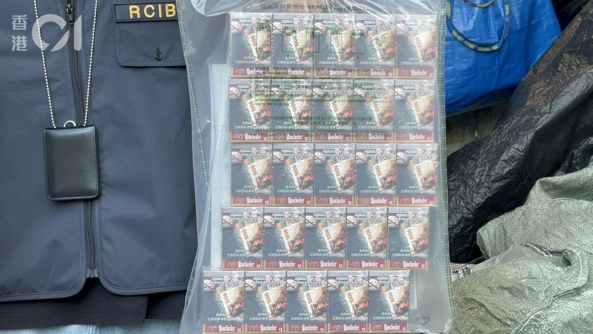 海关人员发现部分检获的海外品牌香烟,在香港从来没有完税纪录。