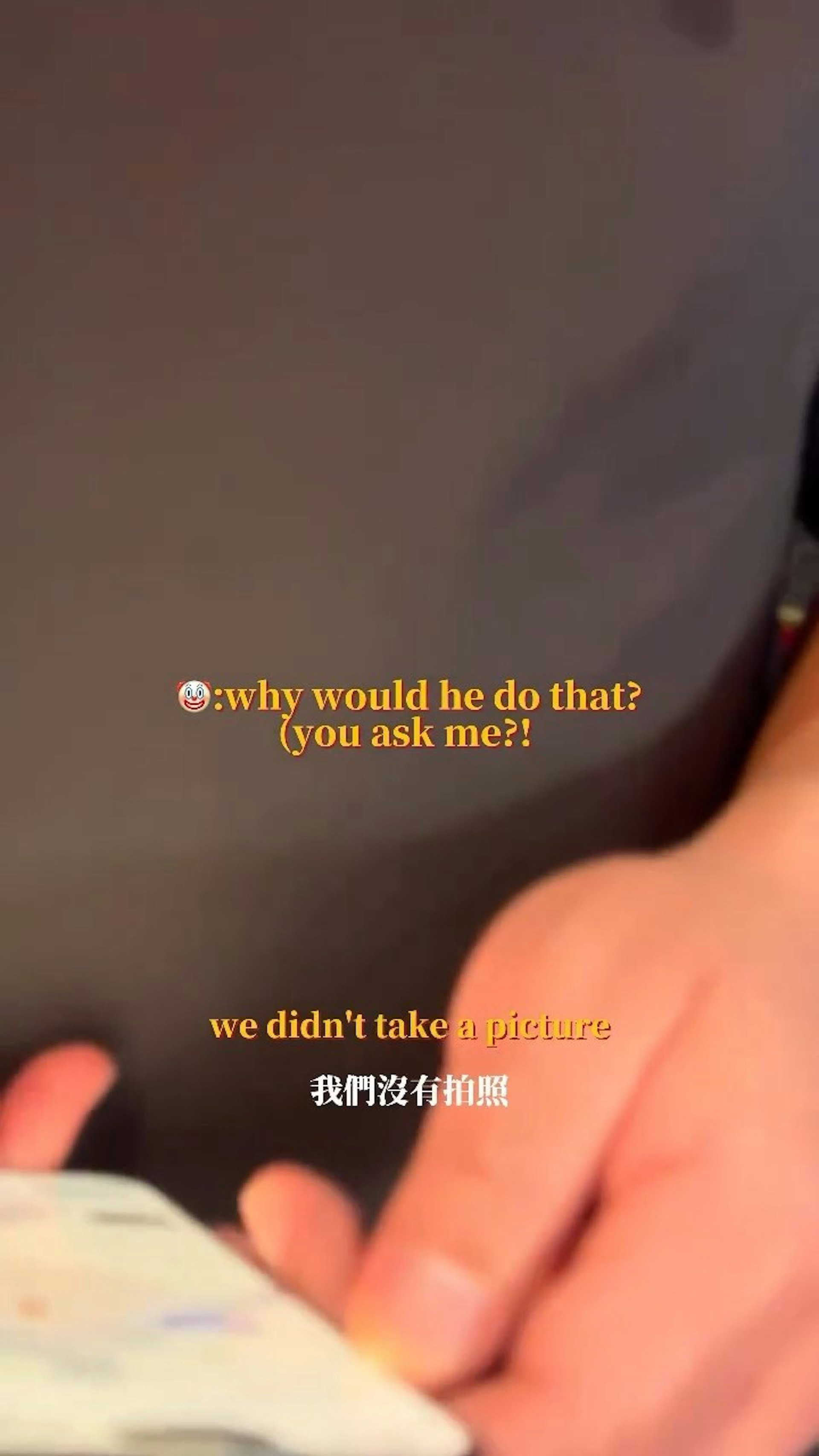 李欣颖追着2名被她指控「偷拍」的男人拍摄,并要求对方展示手机相簿。(Threads@rachelywww)
