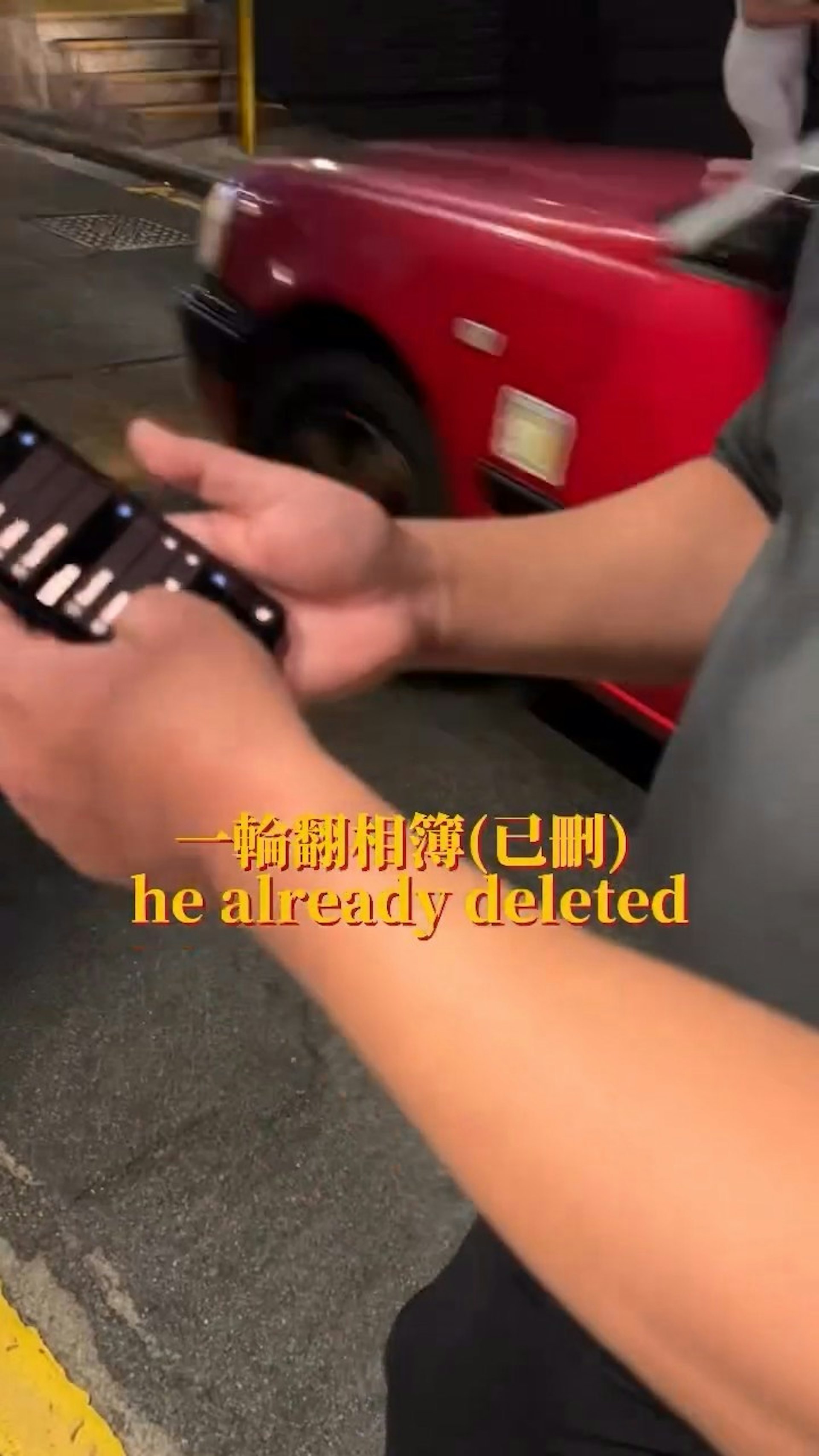 男子向李欣颖展示手机相簿,未有发现任何拍摄她的照片,惟李欣颖形容对方是「已删」照片,并非没有拍摄。(Threads@rachelywww)
