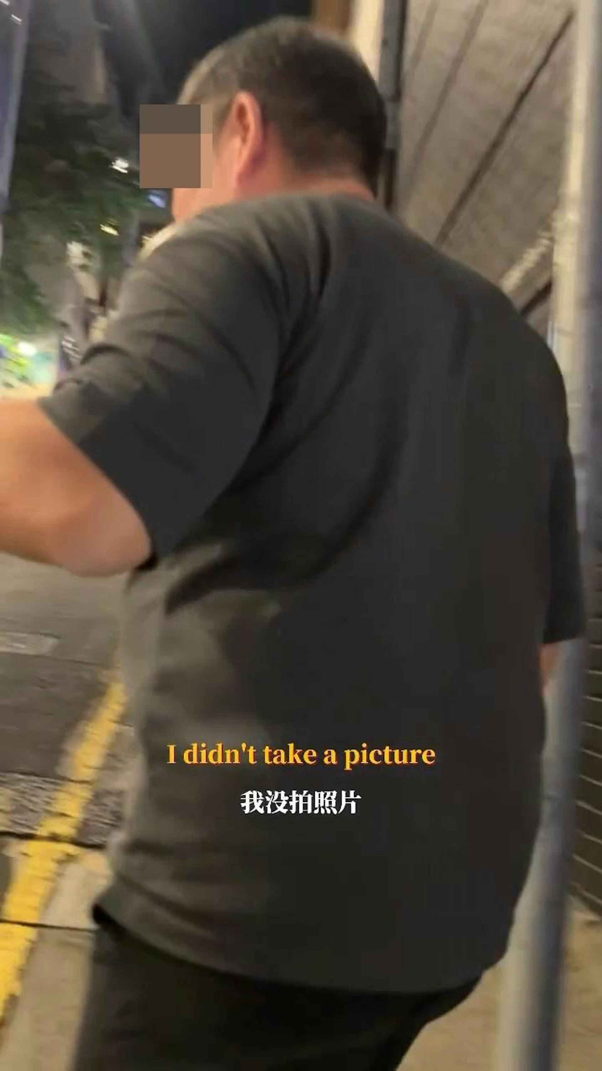李欣颖追着2名被她指控「偷拍」的男人拍摄,并要求对方展示手机相簿。(Threads@rachelywww)