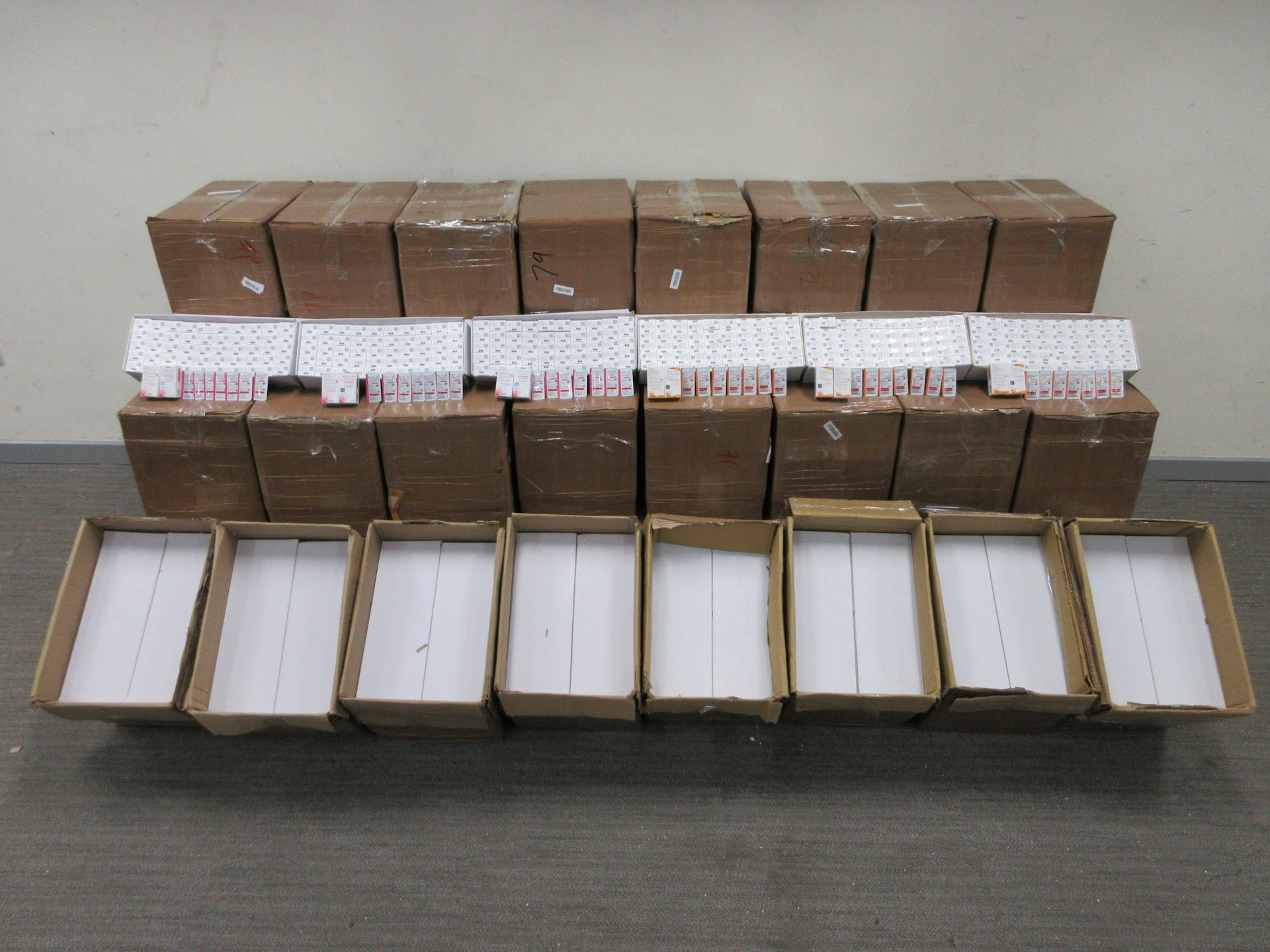 香港海关检获大批走私物品,包括约79万件怀疑受管制药剂制品、约15万支怀疑受管制针剂,以及约142公斤雪茄与烟草。