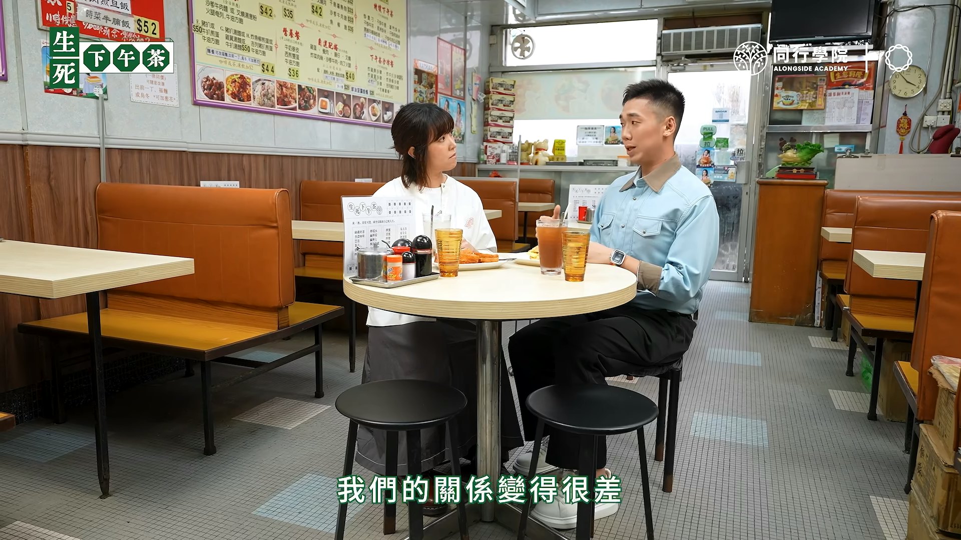 他坦言出柜十余年至今母子关系仍难以化解,如今选择看化执念,自己给予自己肯定。(YouTube@同行 Alongside)