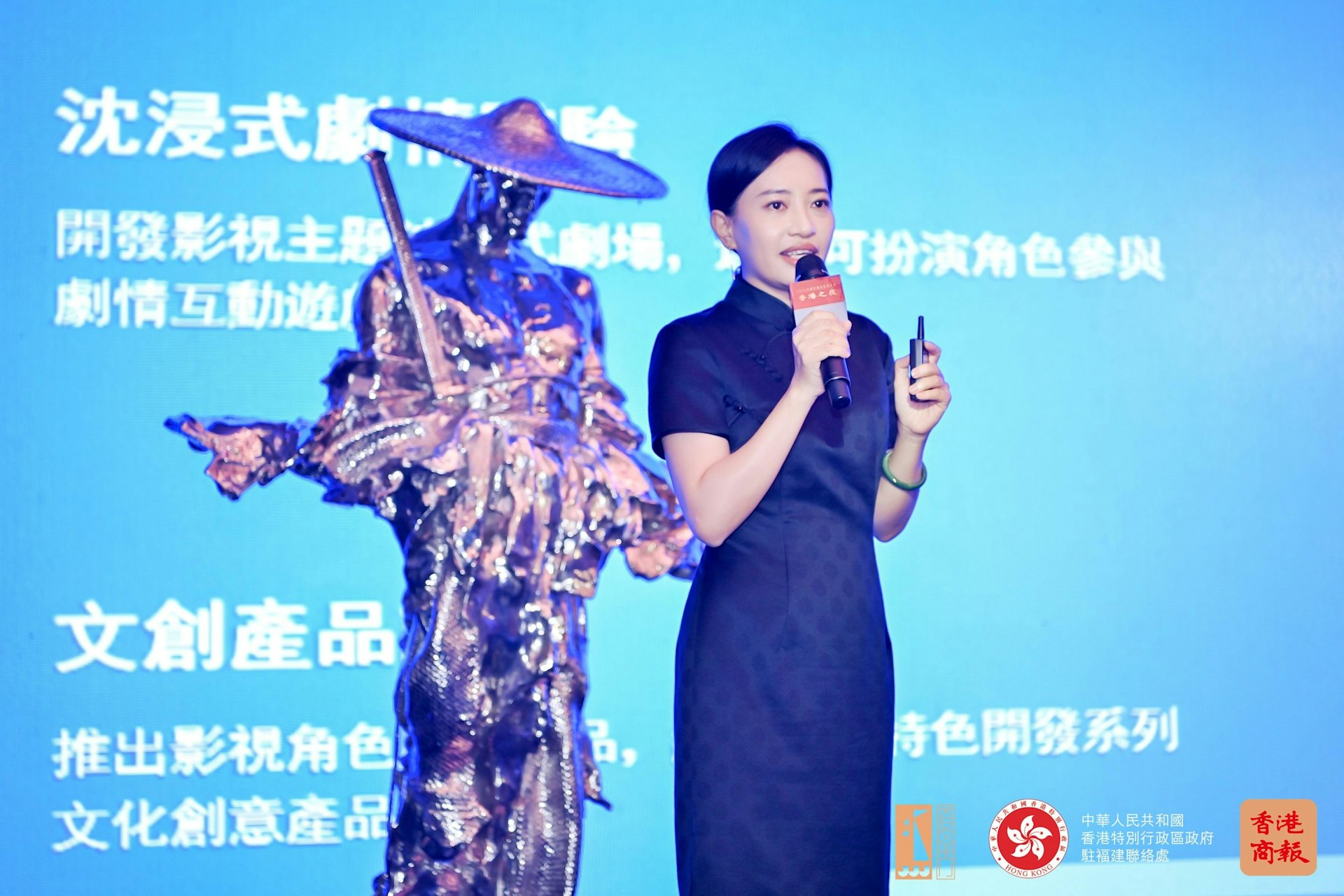 胡薇于第二届香港之夜现场发布《青年演员员培育计划》 并与设计师孟胡蝶共同揭幕「香港之夜」专属奖杯。