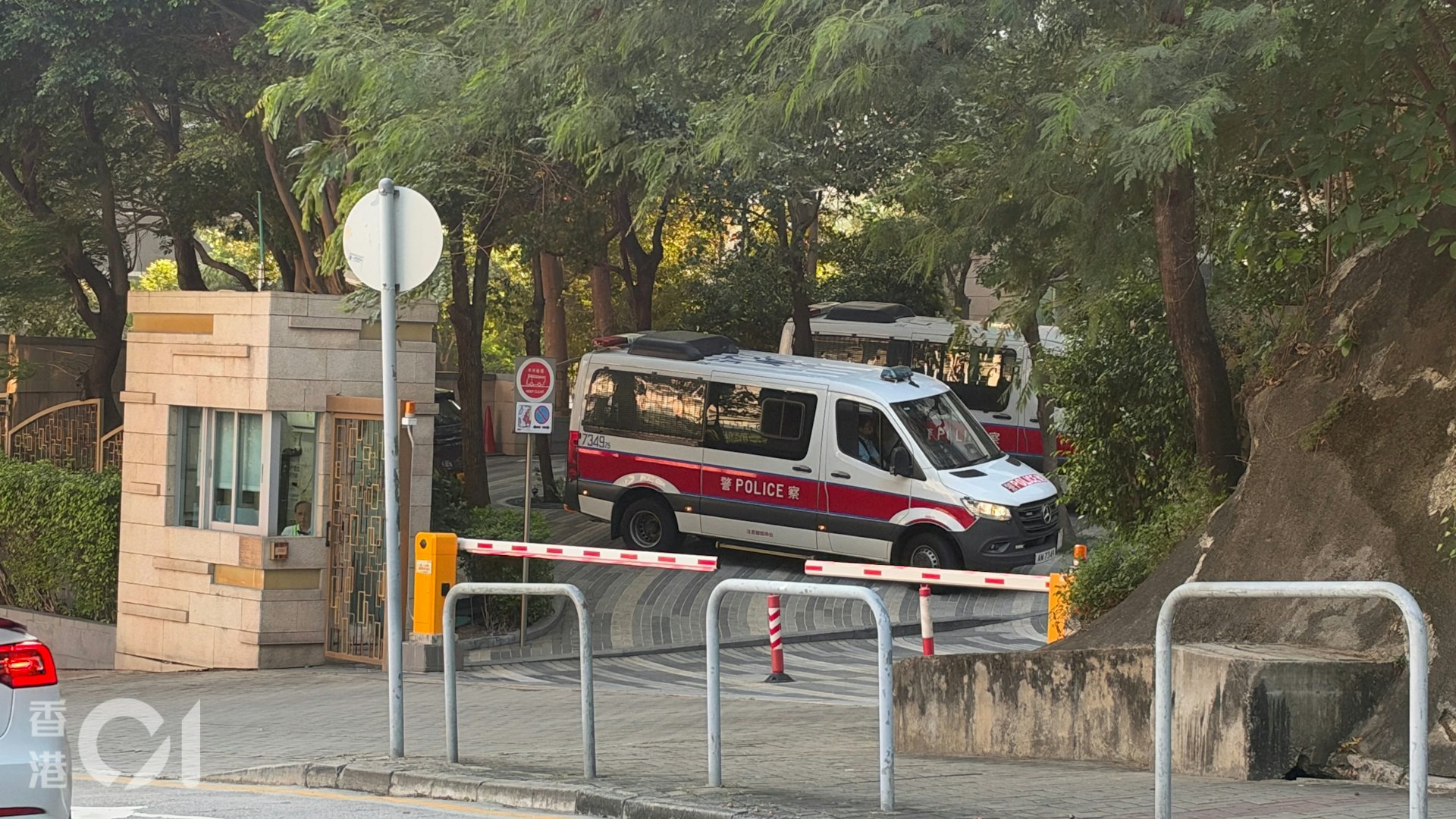 荃湾缙庭山发生坠楼惨剧 男子送医抢救无效身亡 荃湾缙庭山发生坠楼惨剧 男子送医抢救无效身亡
