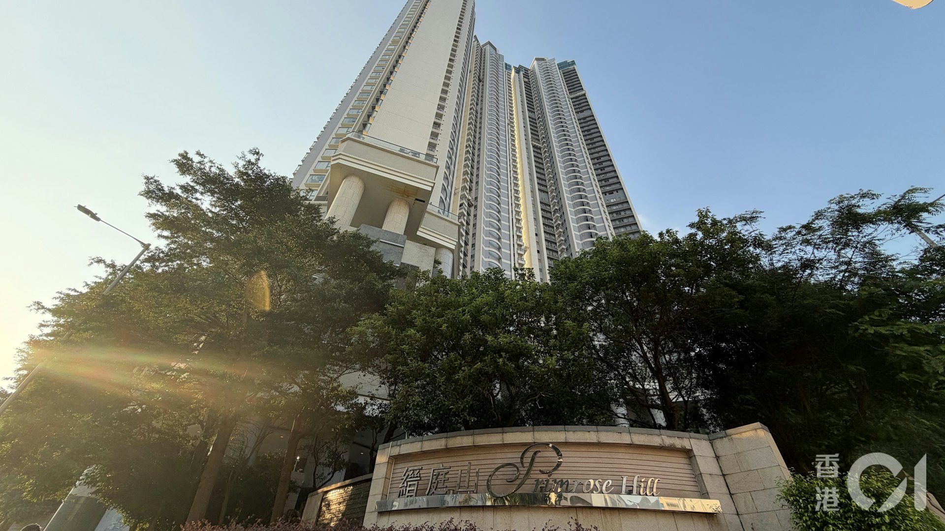 一名男子在荃湾国瑞路168号缙庭山堕楼,送院抢救后不治。