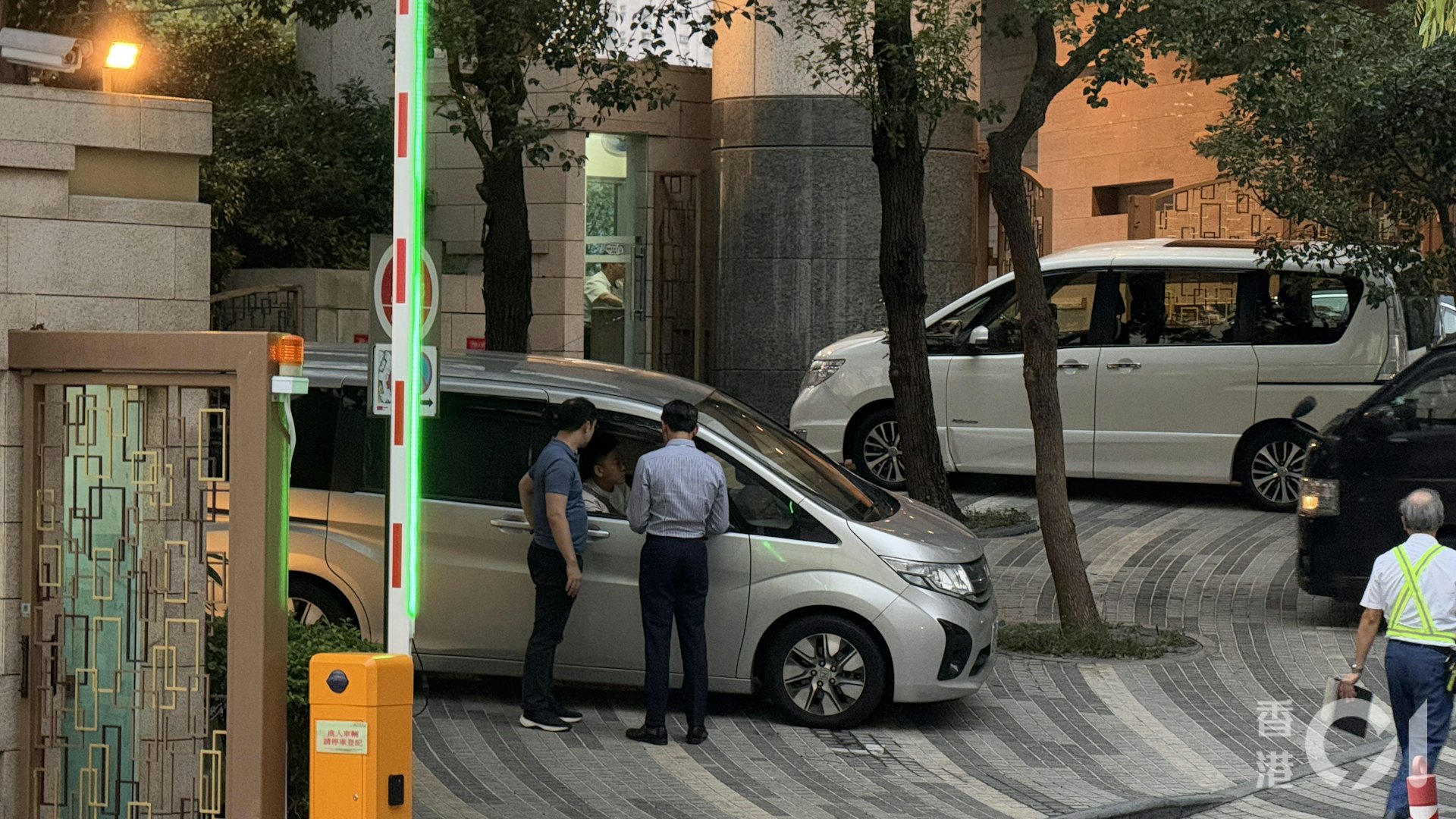 一名男子在荃湾国瑞路168号缙庭山堕楼,送院抢救后不治。