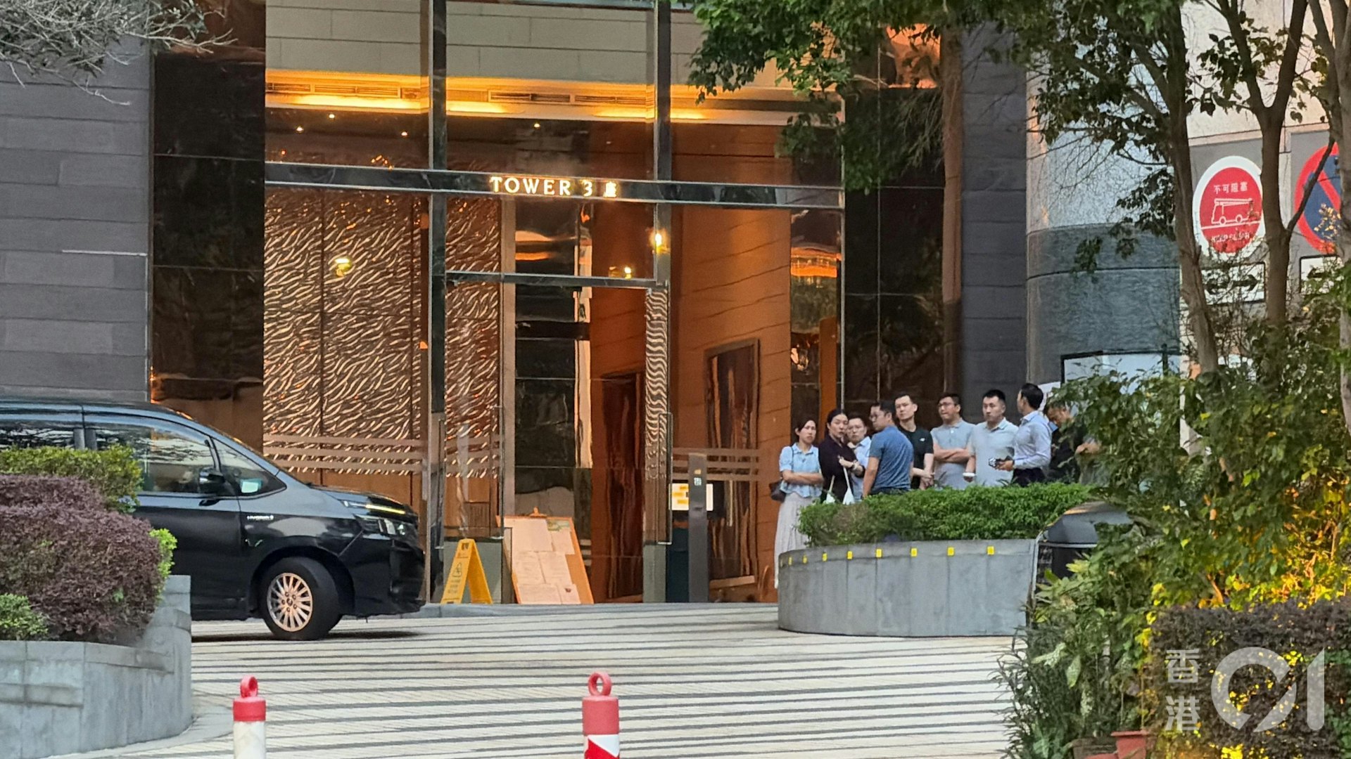 一名男子在荃湾国瑞路168号缙庭山堕楼,送院抢救后不治。