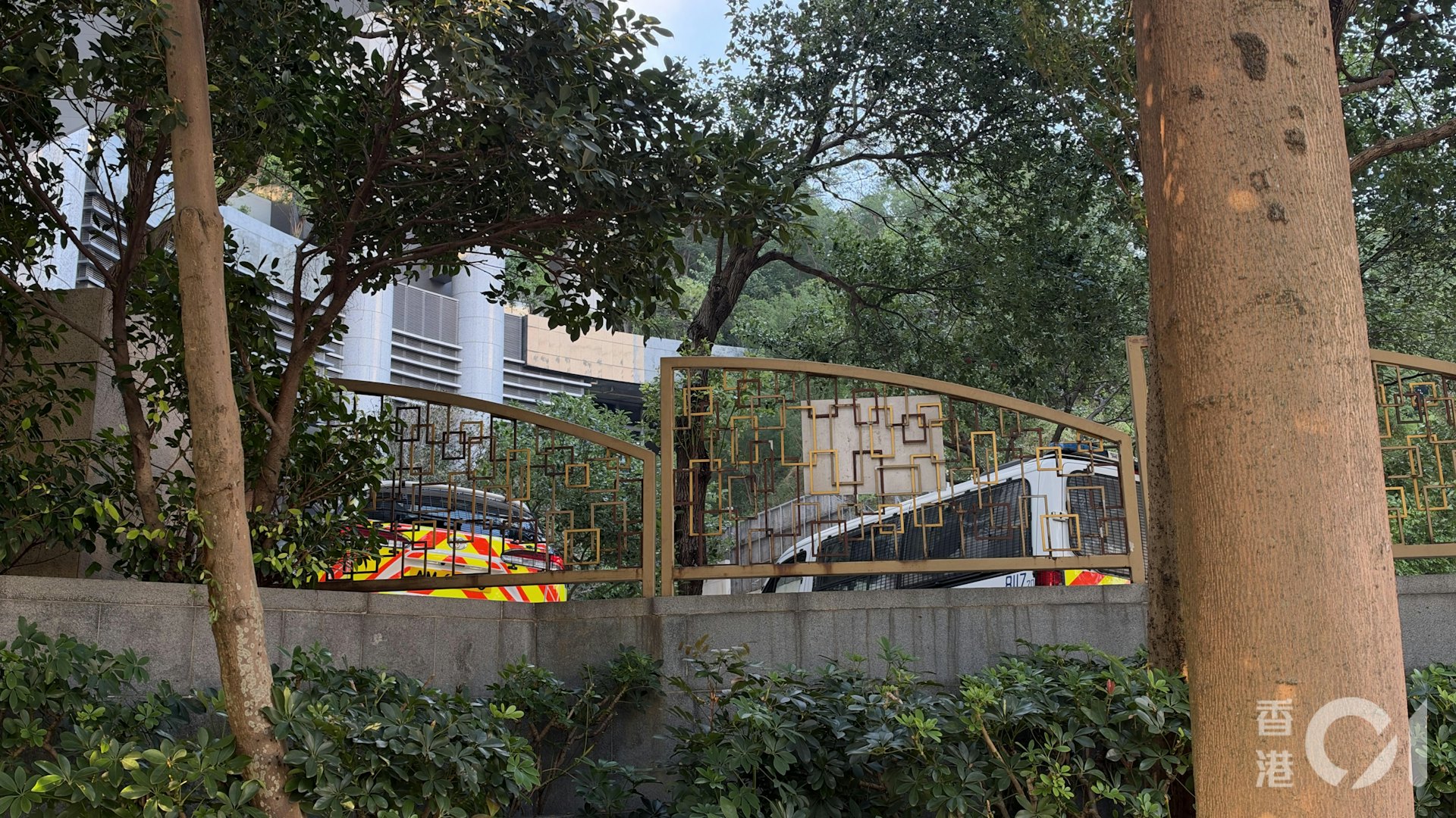 一名男子在荃湾国瑞路168号缙庭山堕楼,送院抢救后不治。警方到场调查。