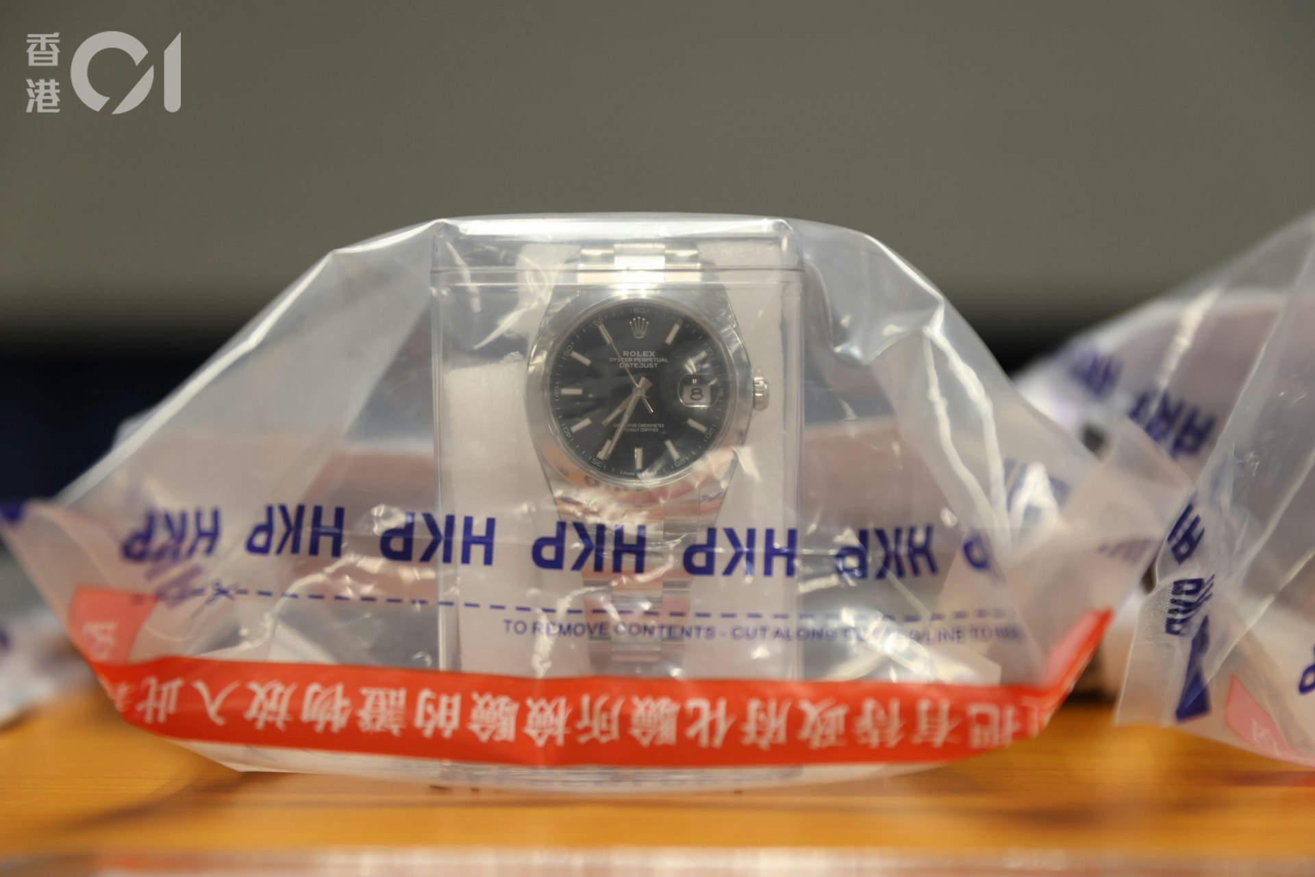 警方起回两只涉案名表。