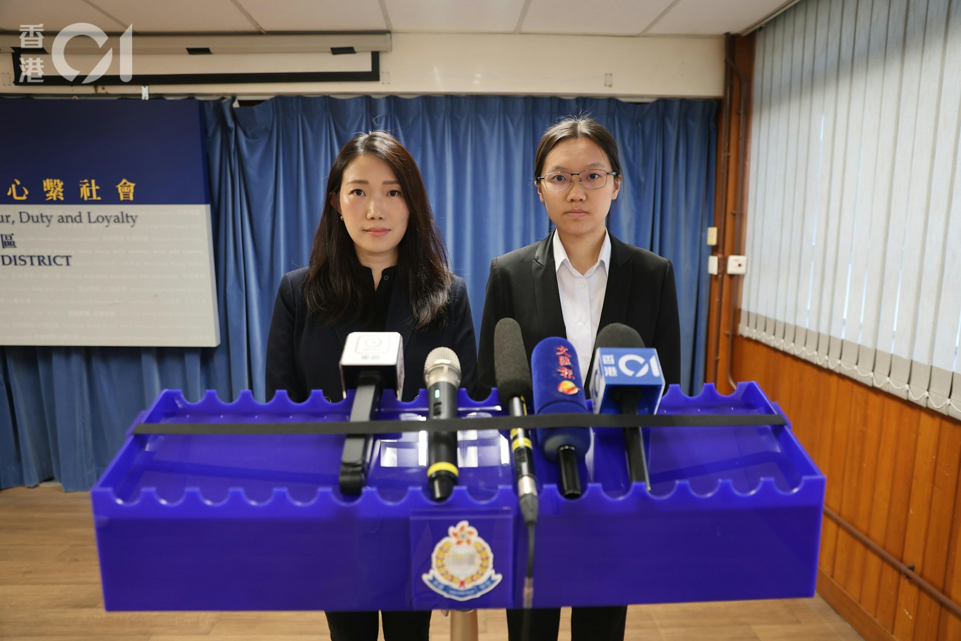 油尖警区刑事调查队总督察周欣嫺(左)及刑事调查队第八队督察黄琬婷(右)交代案情。
