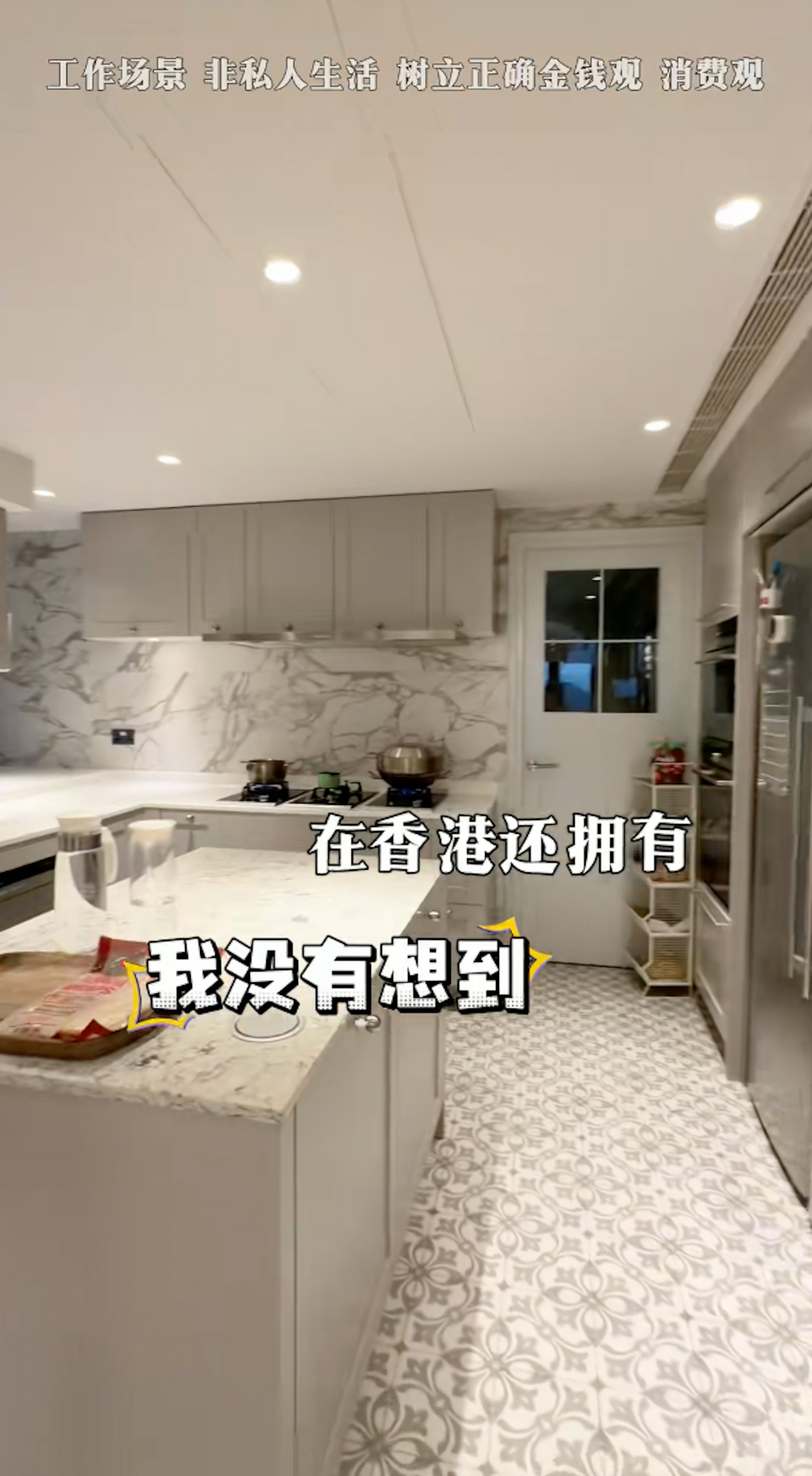 Sue表演弹钢琴。(抖音@中国女子房鑑)