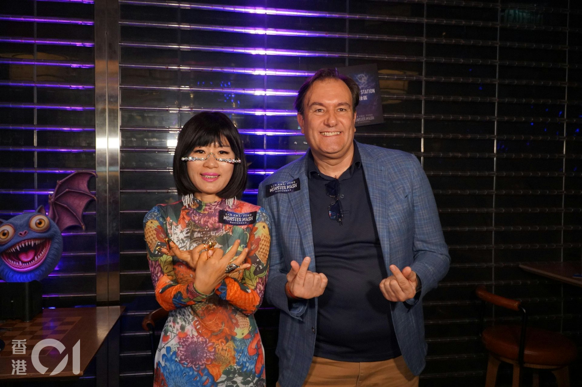 七师傅指外籍老公热爱到兰桂坊饮嘢,自己即使工作忙碌亦会抽空陪伴,有时更为了大发慈悲,每间餐厅拉客都入去帮衬,一晚食足几餐:「食到我同老公都呕,好唔舒服,太饱喇!但系因为我善良慈悲,帮得几多得几多。」
