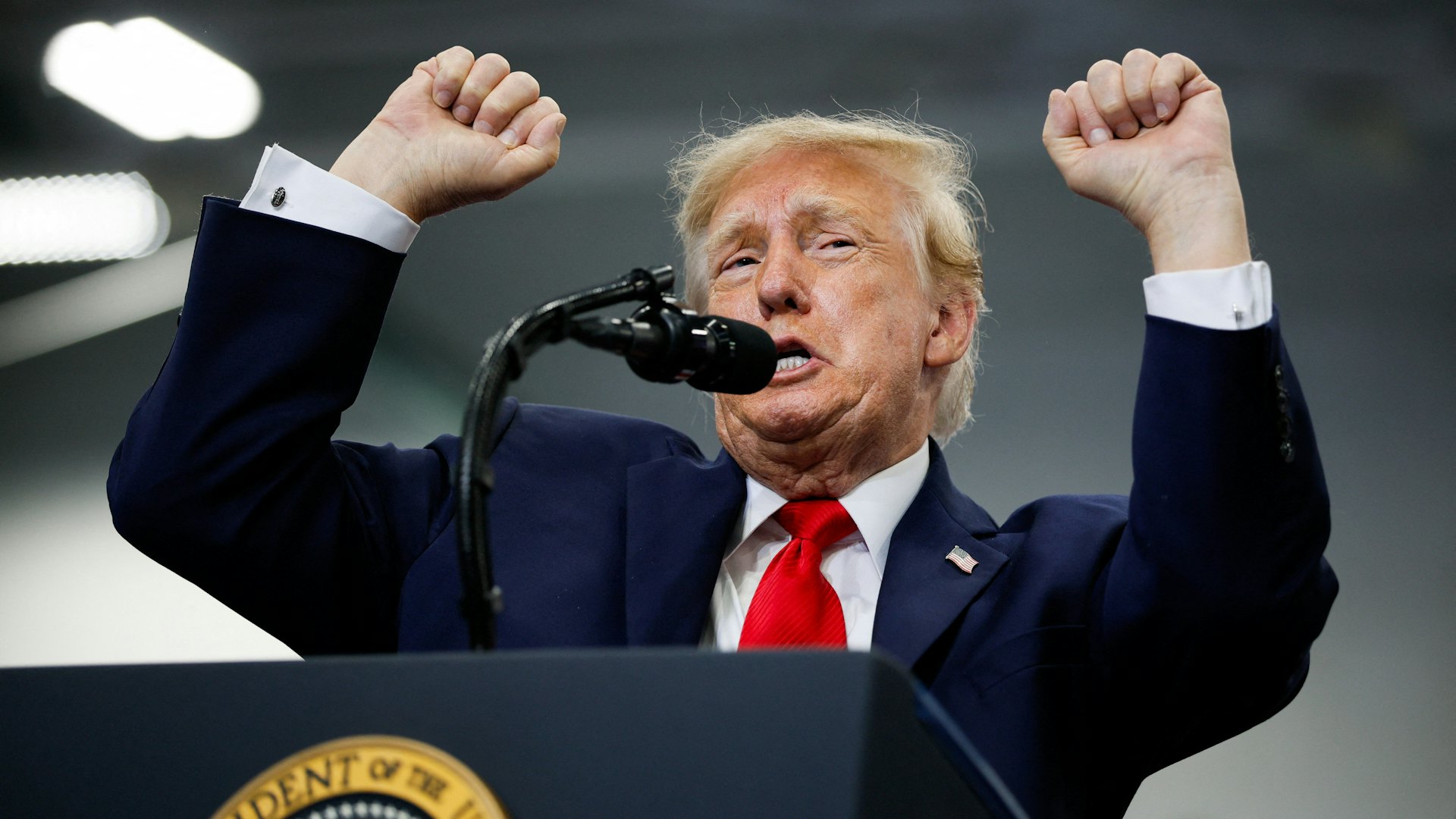 2026年10月13日,美国阿拉斯加州,总统特朗普(Donald Trump)出席一个竞选集会发表演说时,在台上举起双拳。
