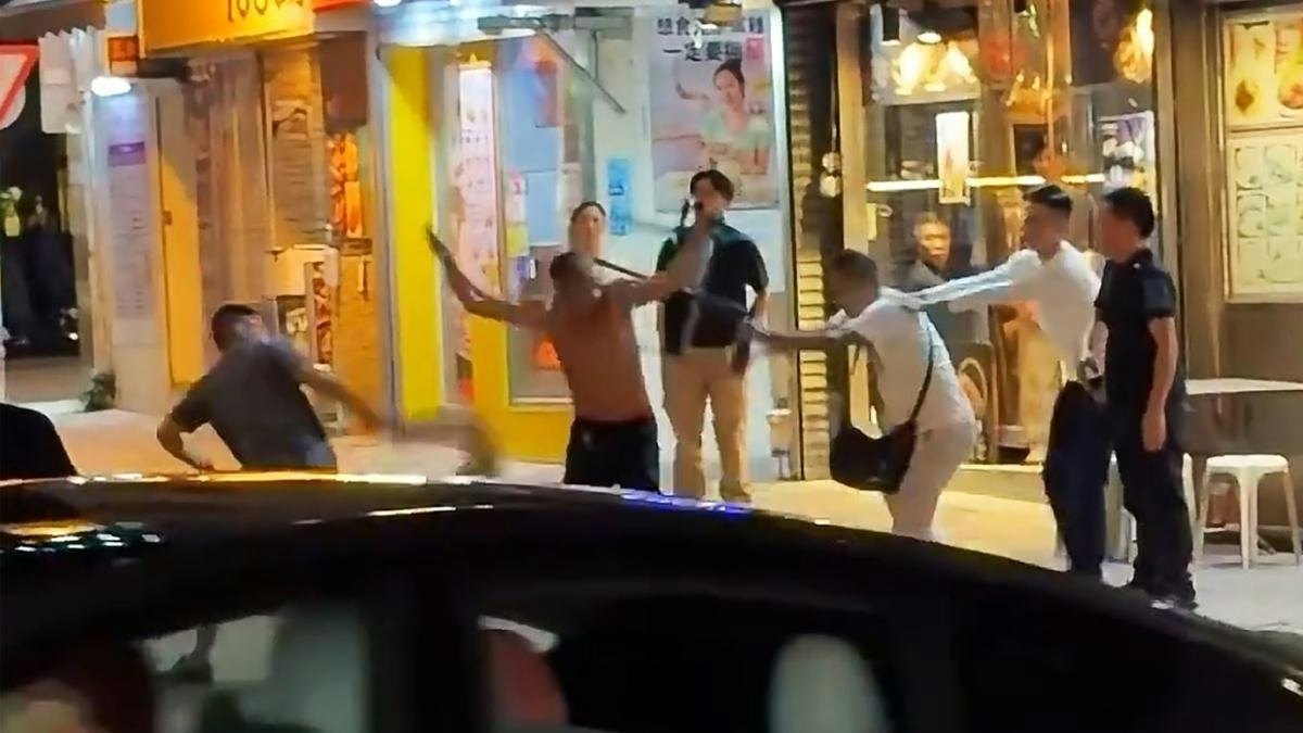 大圍MMA.有片|2男擸凳圍毆 赤膊男空手不敵 網民:搏擊之城