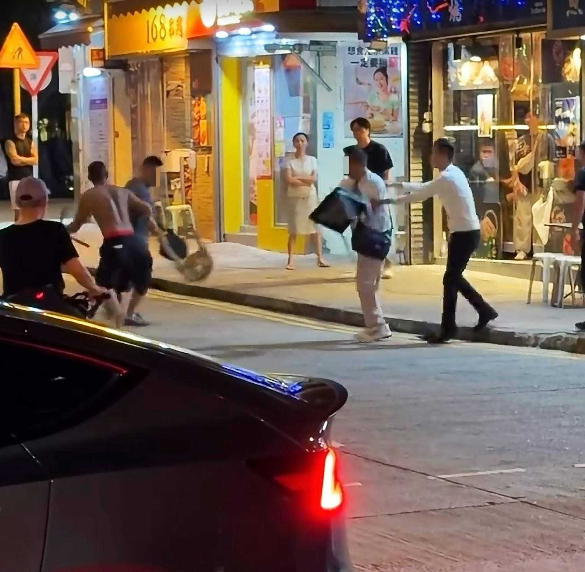 另一名白衣黑裤男子尝试阻止他们,但都于事无补,场面混乱。(Facebook群组「车cam L(香港群组)」影片截图)