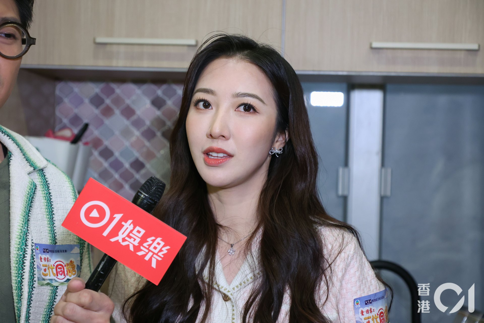 何依婷坦承入行前曾遇「唔舒服」事件。