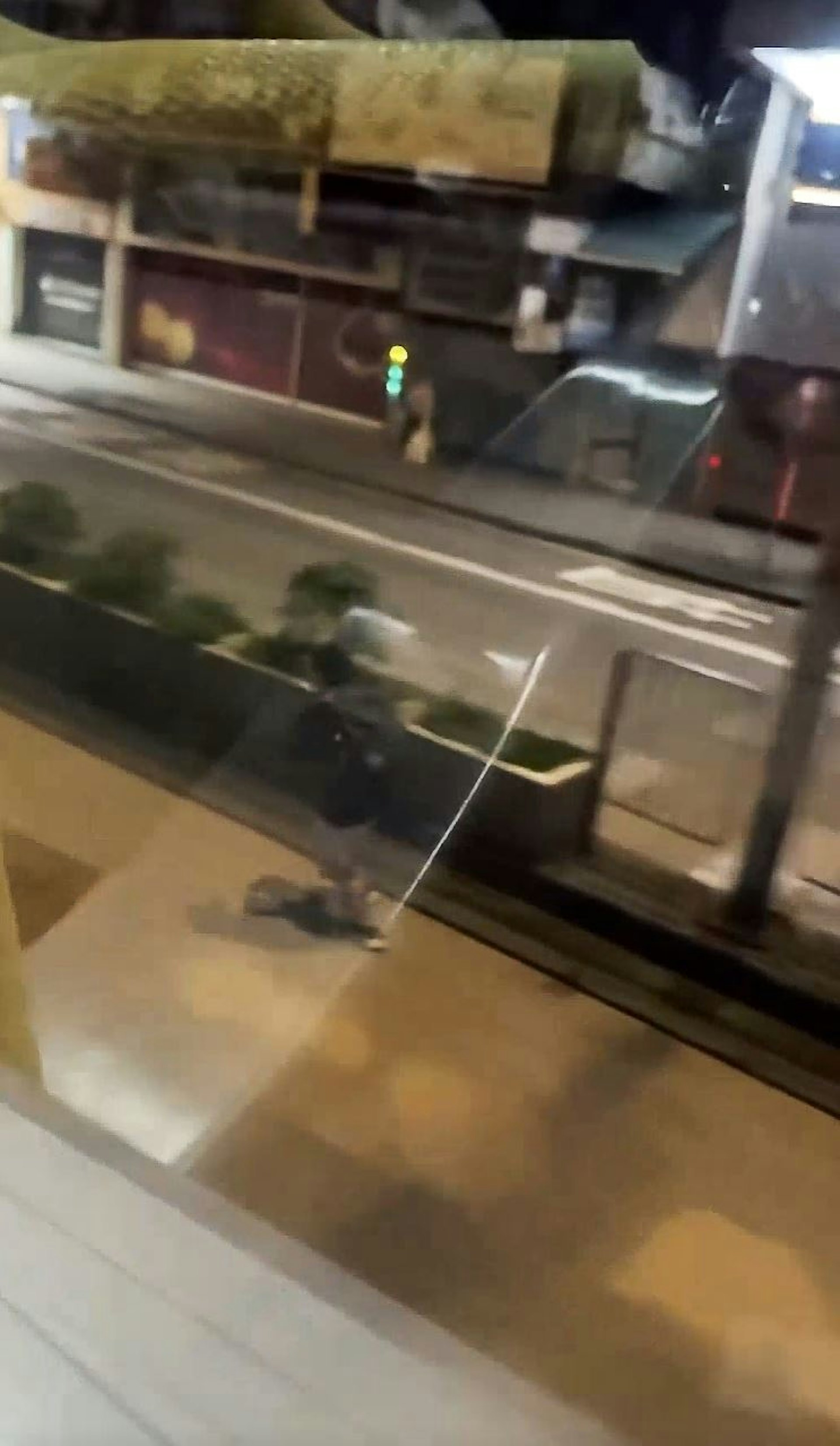 弥敦道男子险象环生横穿马路拍照,五人聚集信号灯处惹争议 弥敦道男子险象环生横穿马路拍照,五人聚集信号灯处惹争议