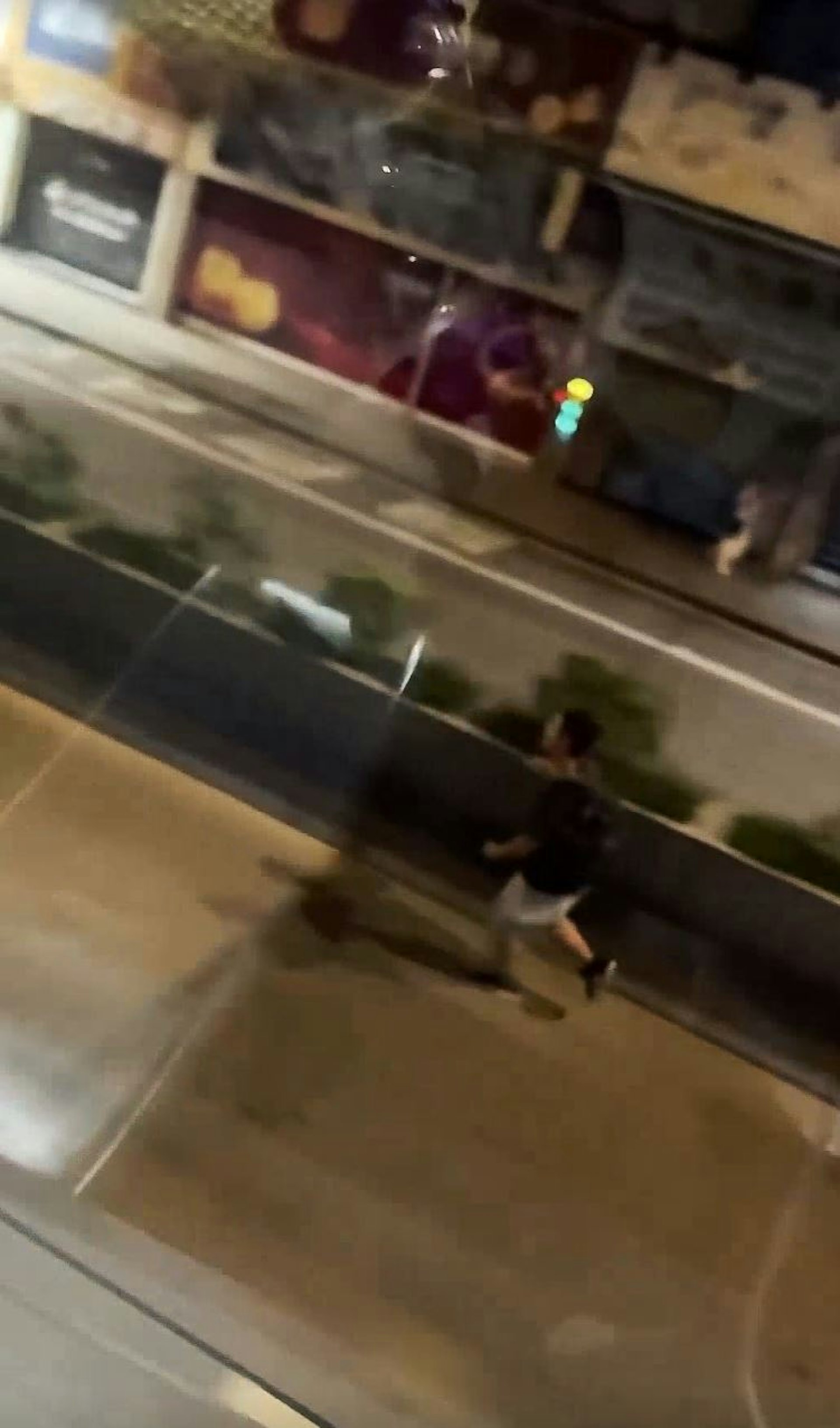 巴士外有一名男子沿马路右线一直狂奔,其后方没有车辆。(Facebook群组「车cam L(香港群组)」影片截图)